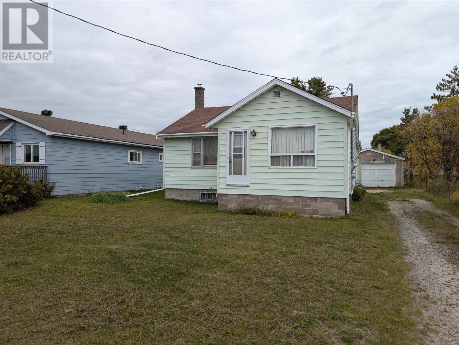 332 Winnipeg St Property Photo 2