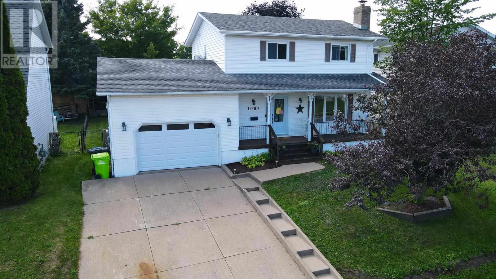 1007 Lake St Property Photo 2