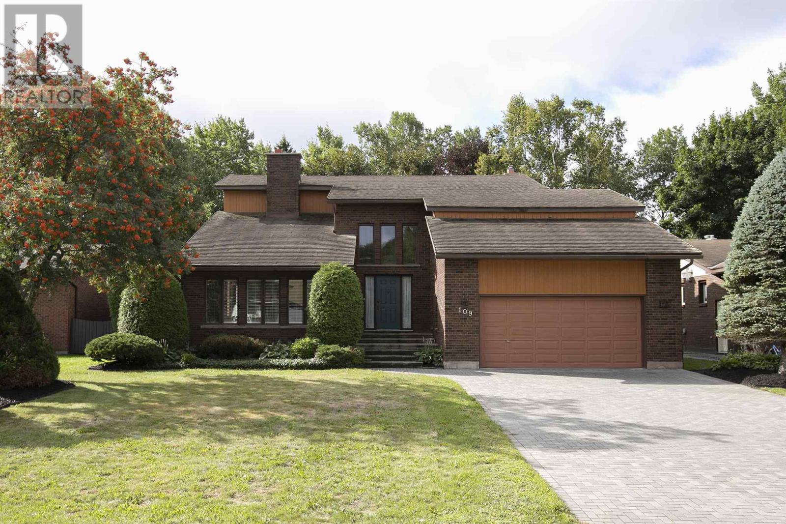 109 Greenview Ln Property Photo 1