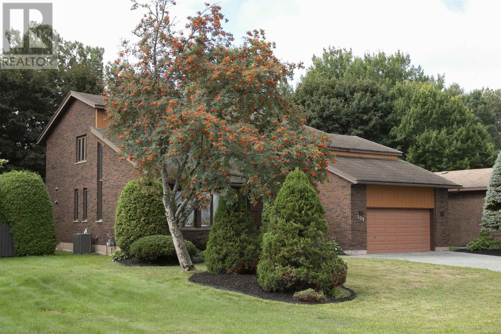 109 Greenview Ln Property Photo 3