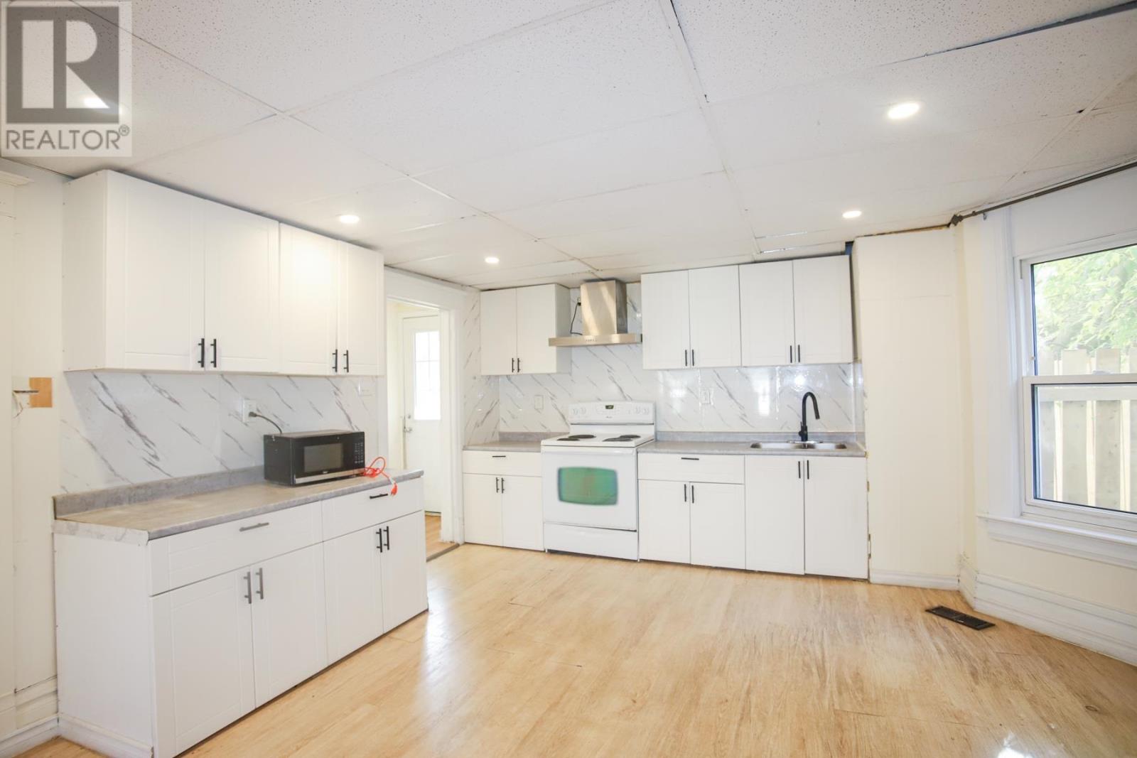 182 Dennis St Property Photo 10