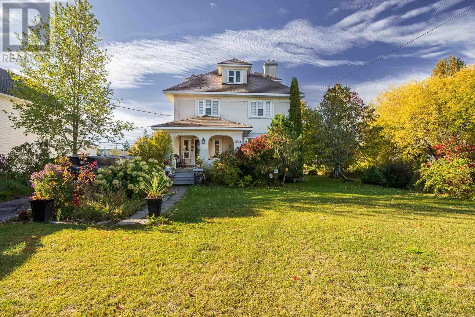17 Huron St W Property Photo 1