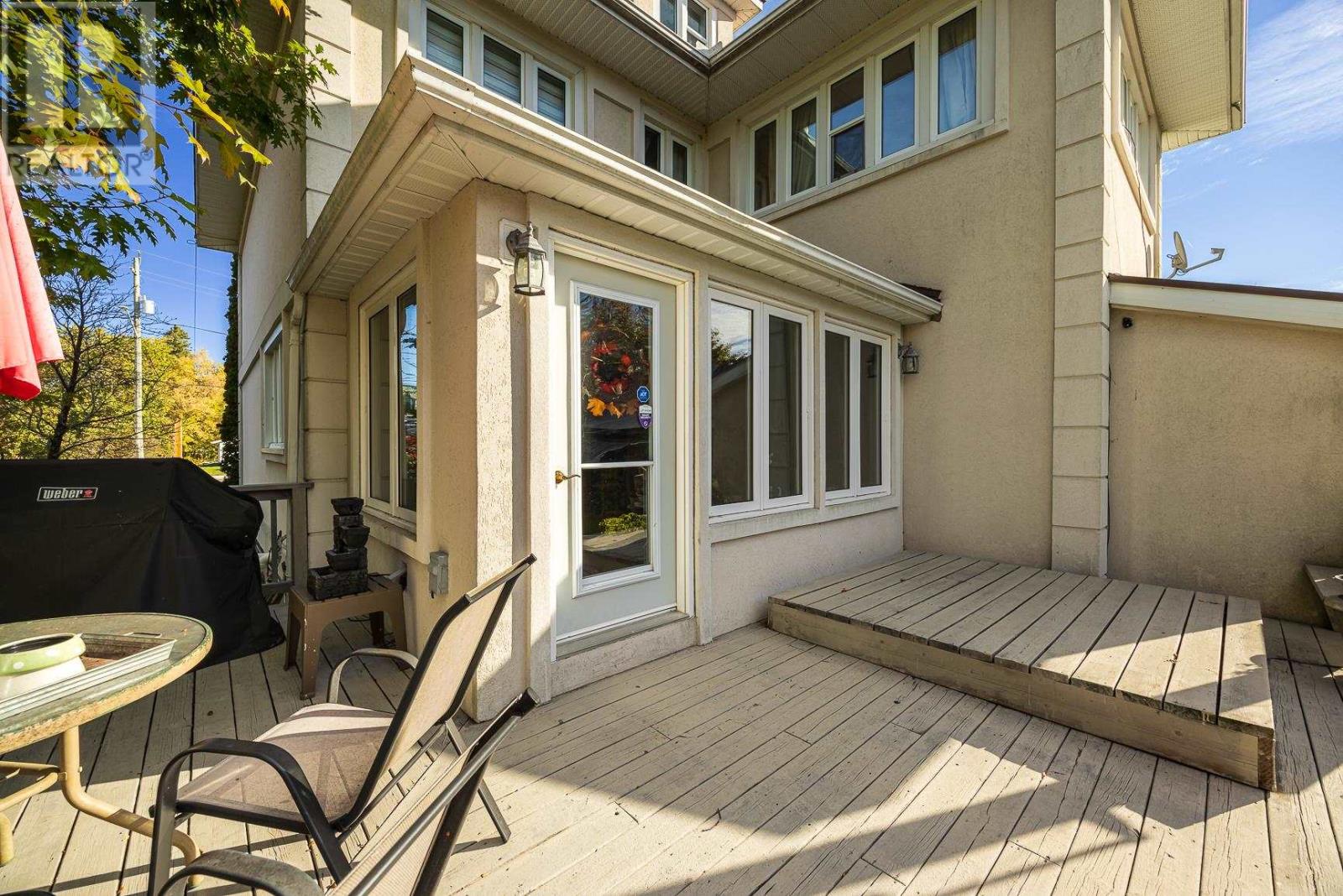 17 Huron St W Property Photo 34