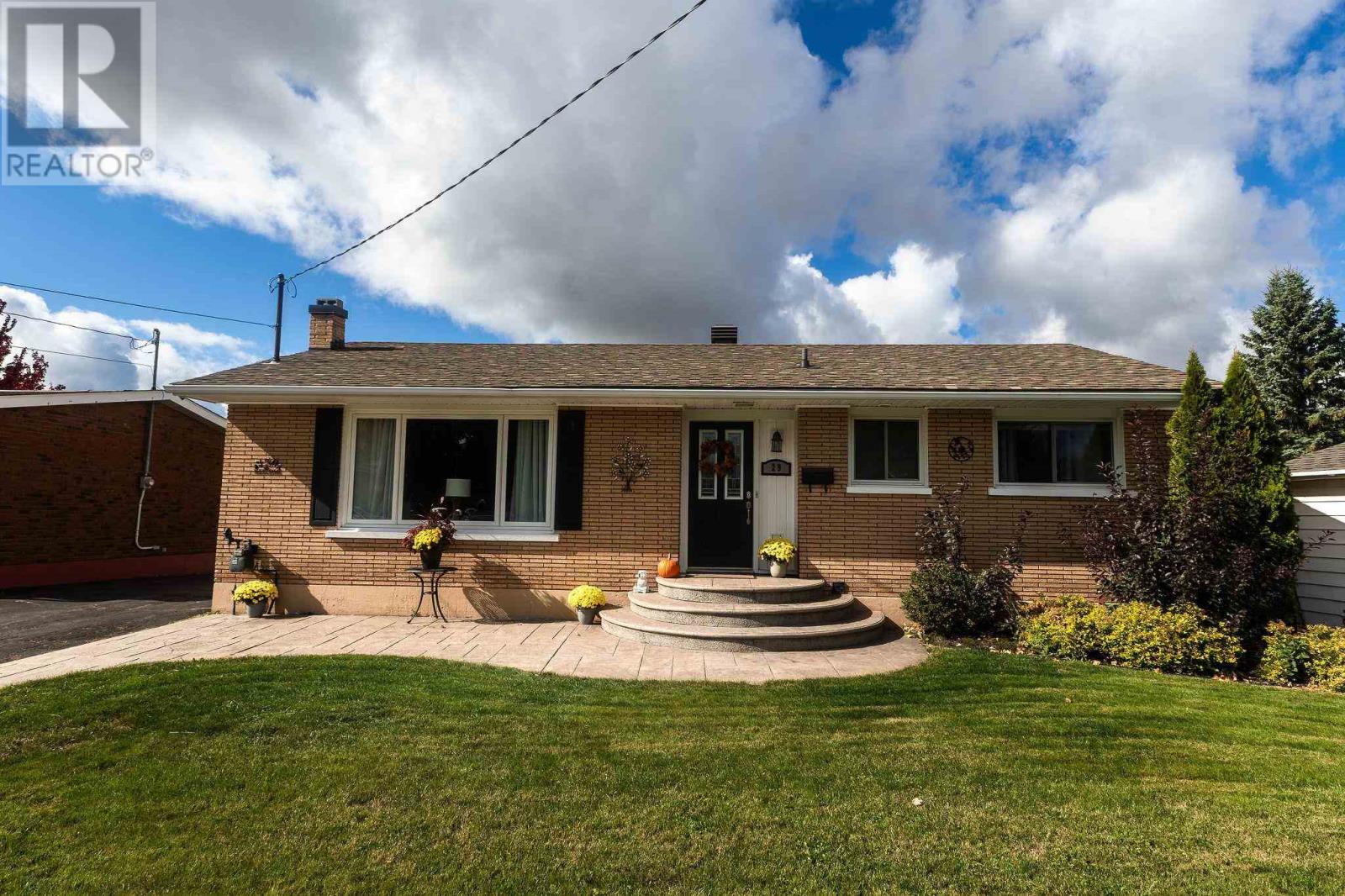 29 Routledge Ave Property Photo 2