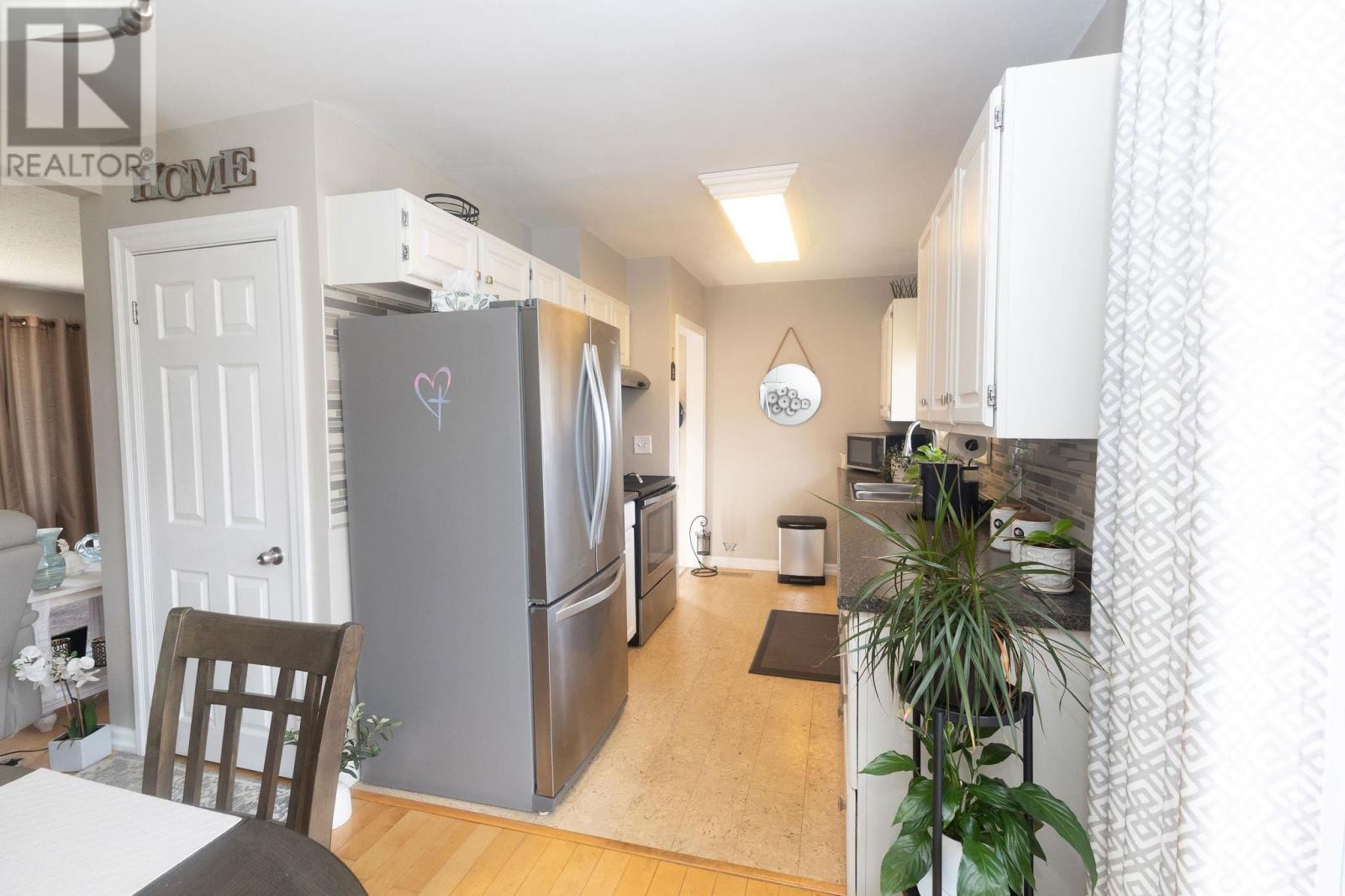 29 Routledge Ave Property Photo 7