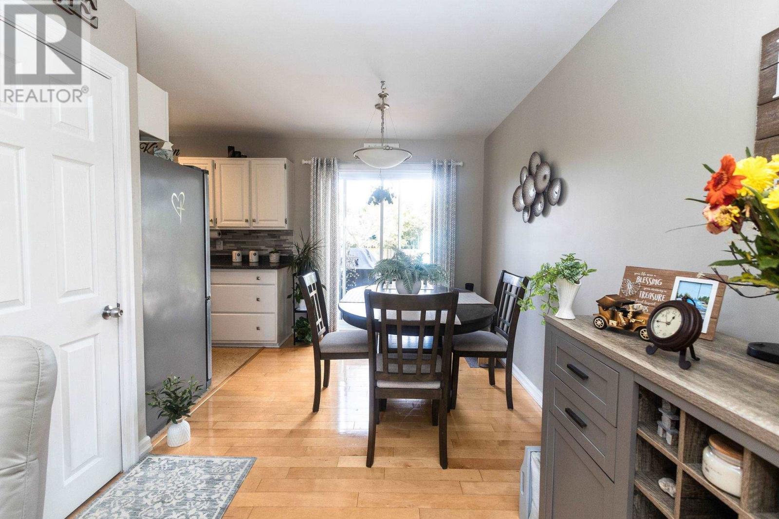 29 Routledge Ave Property Photo 8