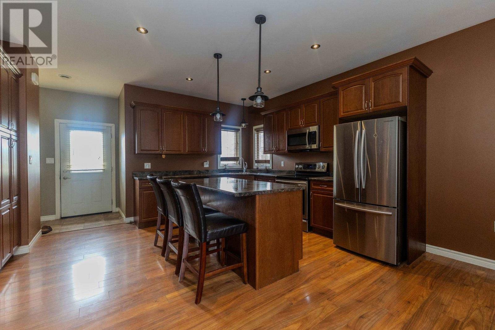 100 Bay St Property Photo 5