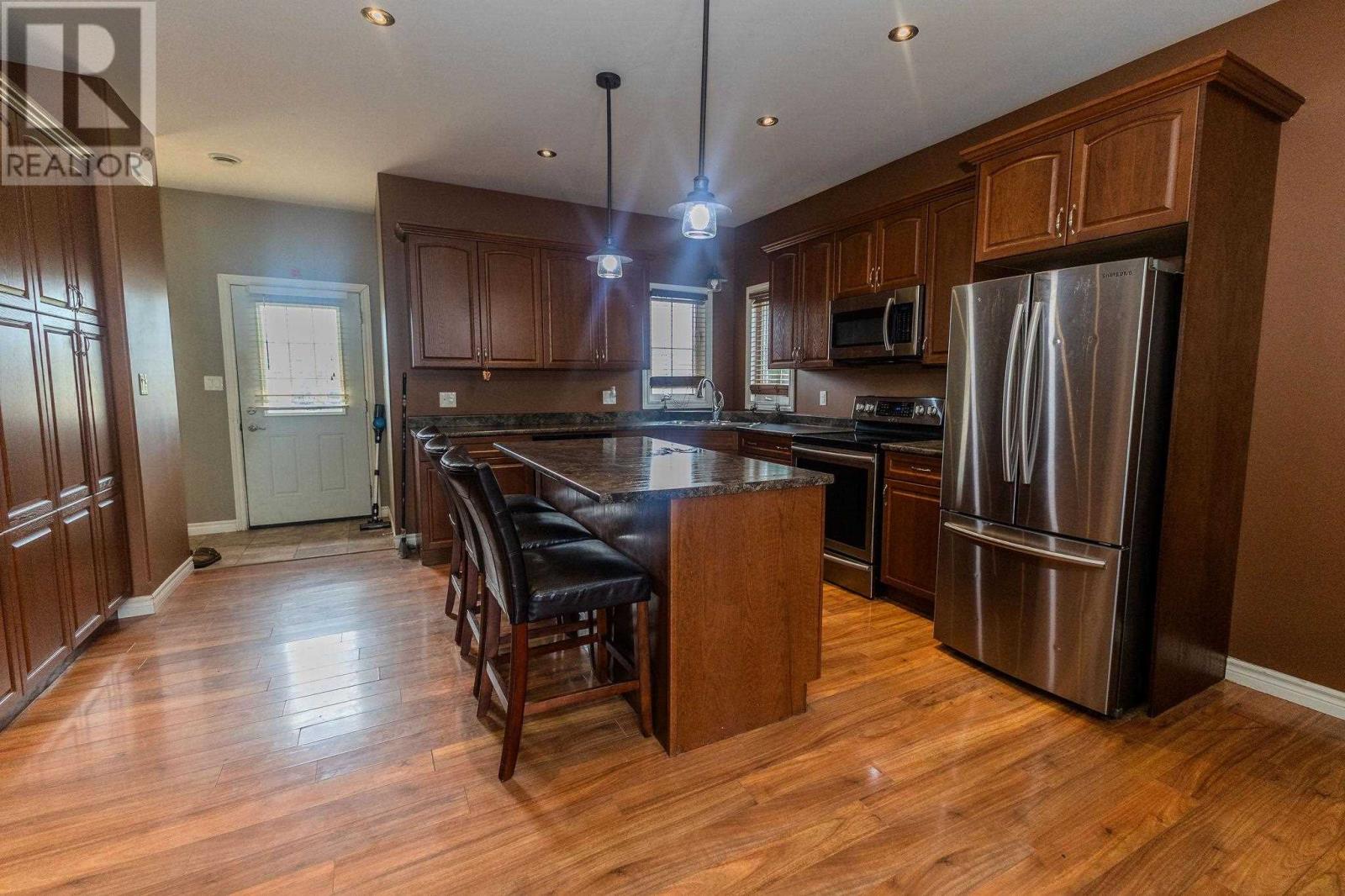 100 Bay St Property Photo 6
