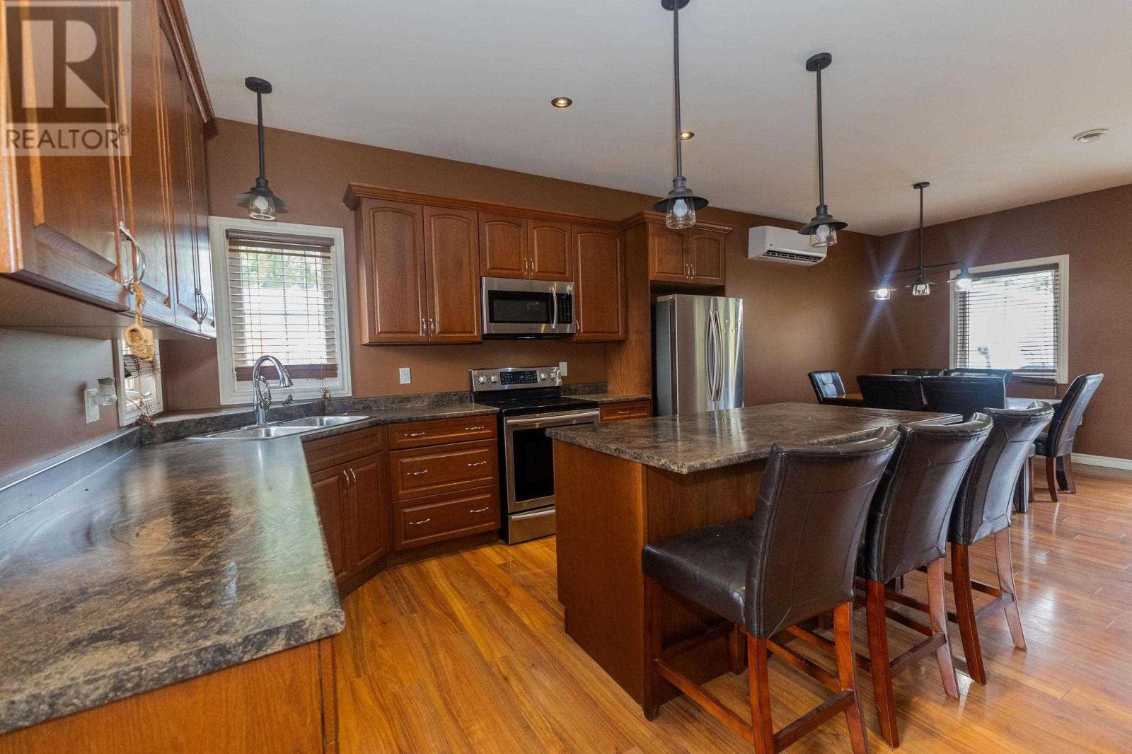 100 Bay St Property Photo 7