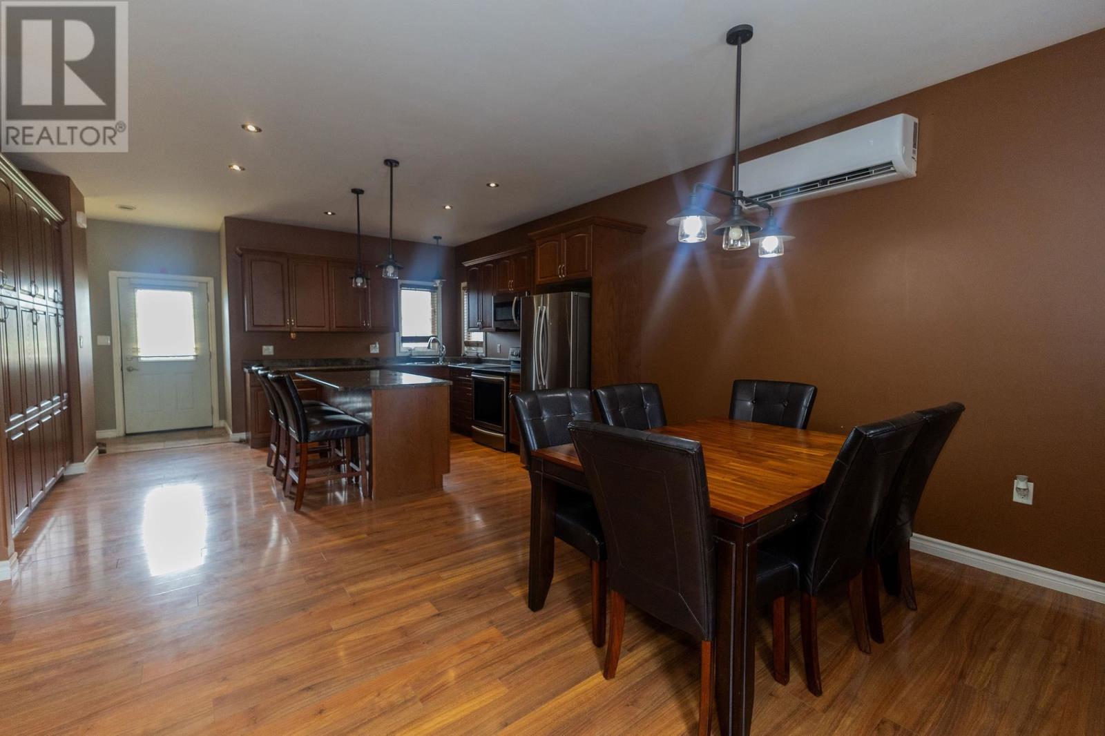 100 Bay St Property Photo 10