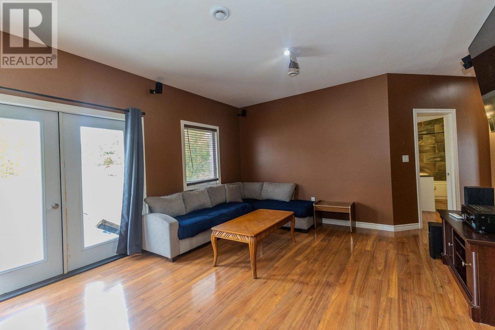 100 Bay St Property Photo 11