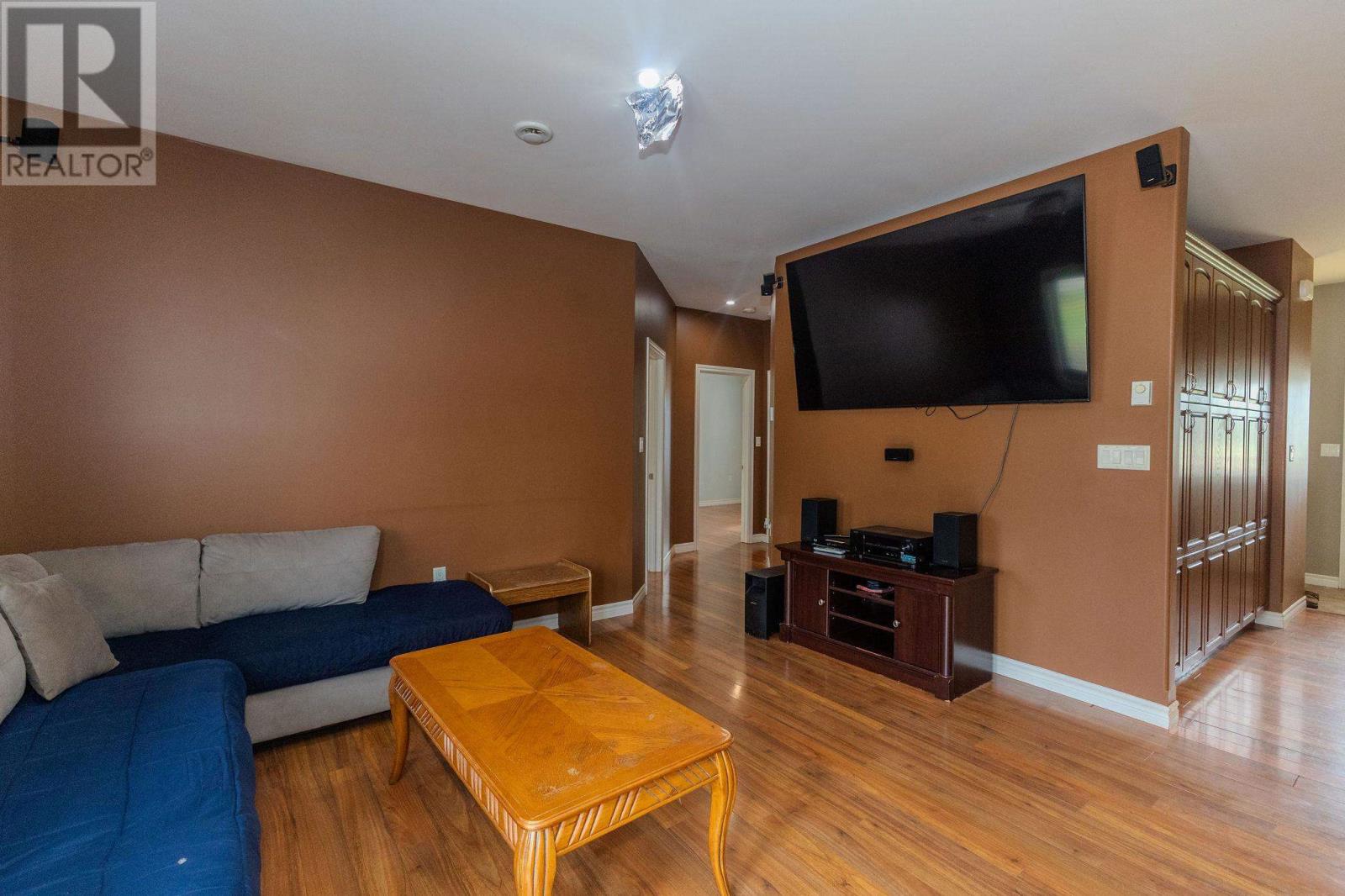 100 Bay St Property Photo 12