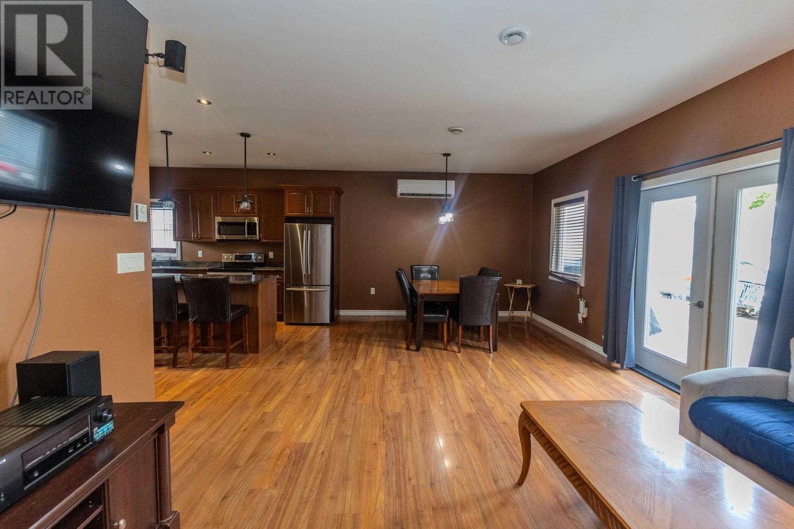 100 Bay St Property Photo 13