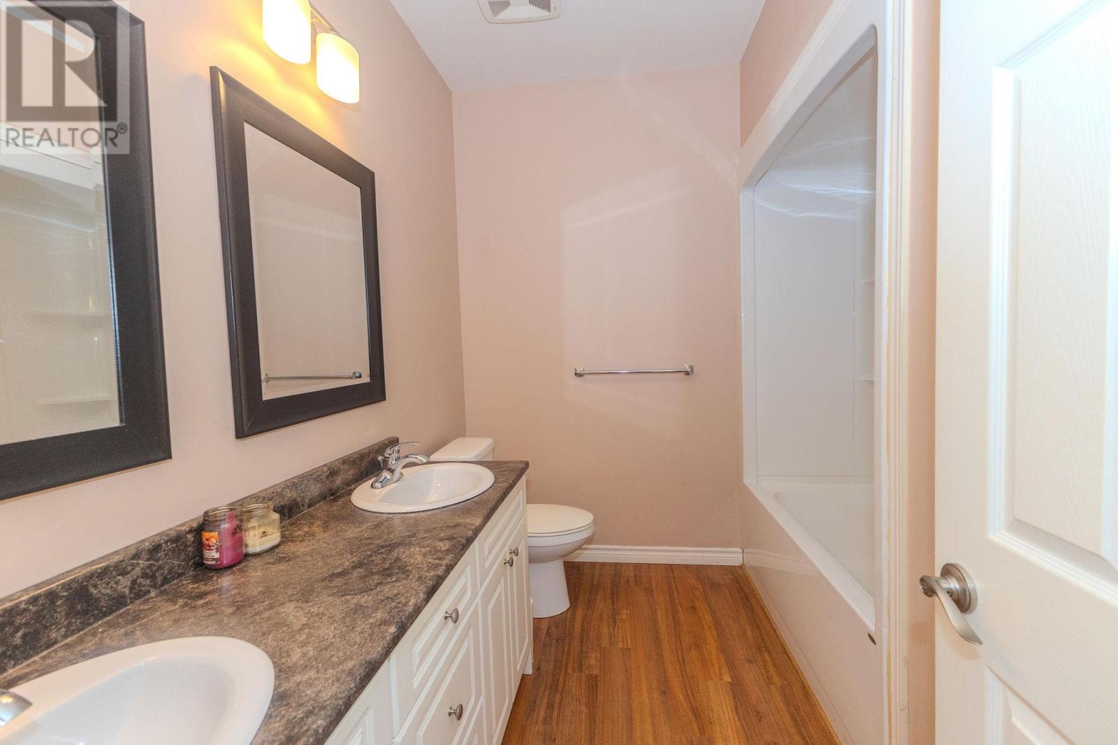 100 Bay St Property Photo 16