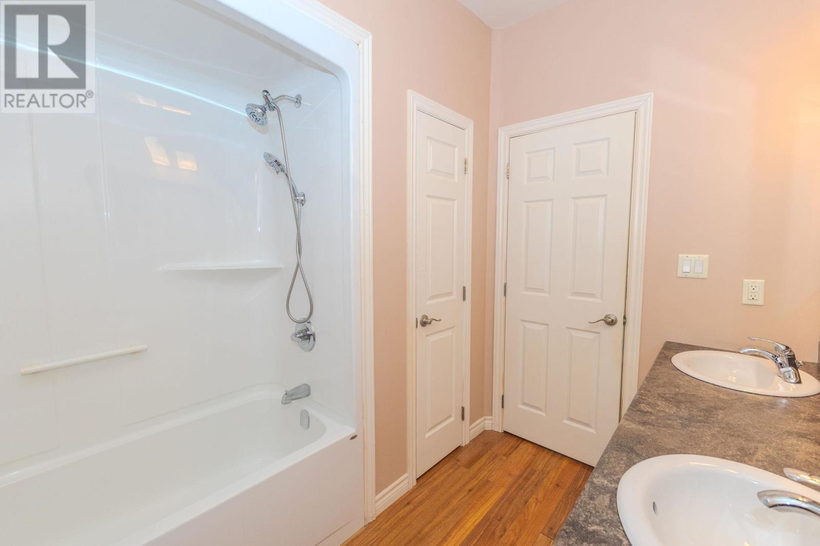 100 Bay St Property Photo 18