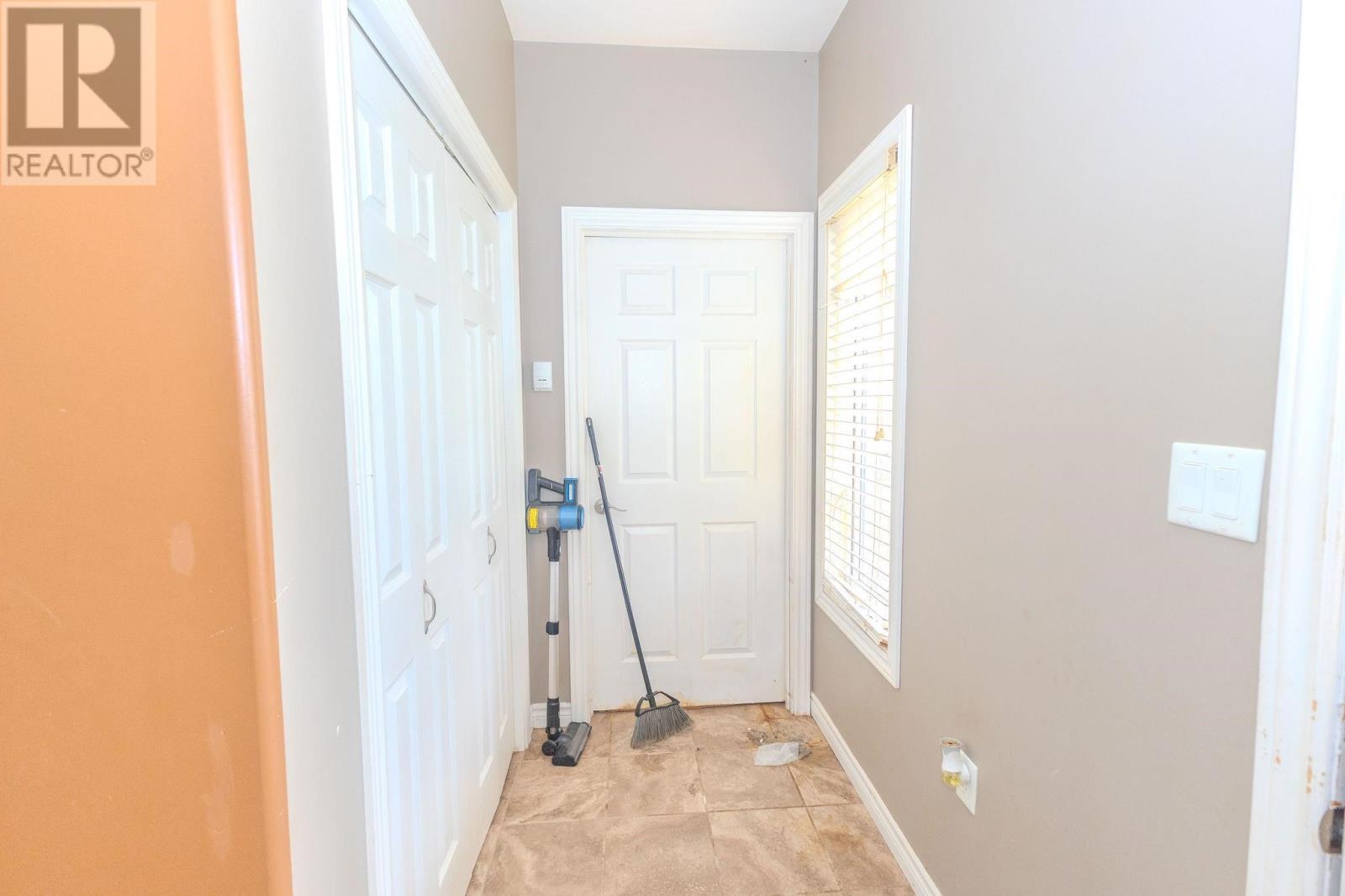 100 Bay St Property Photo 19