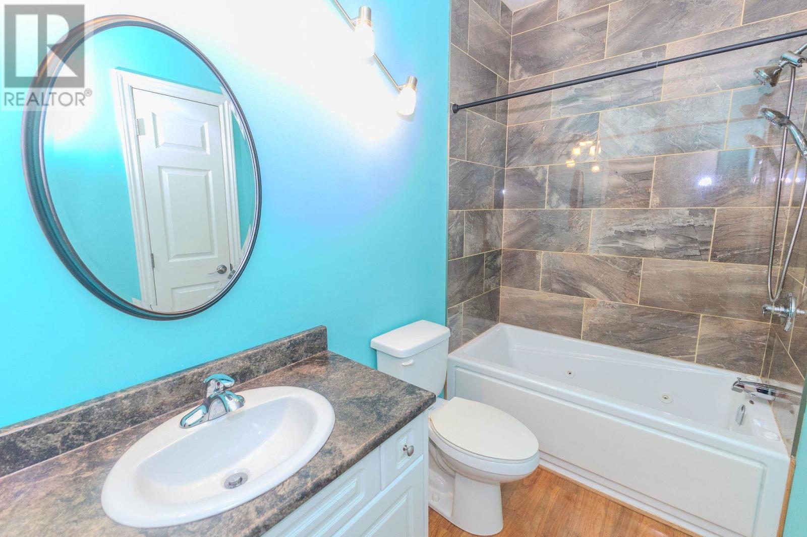 100 Bay St Property Photo 25