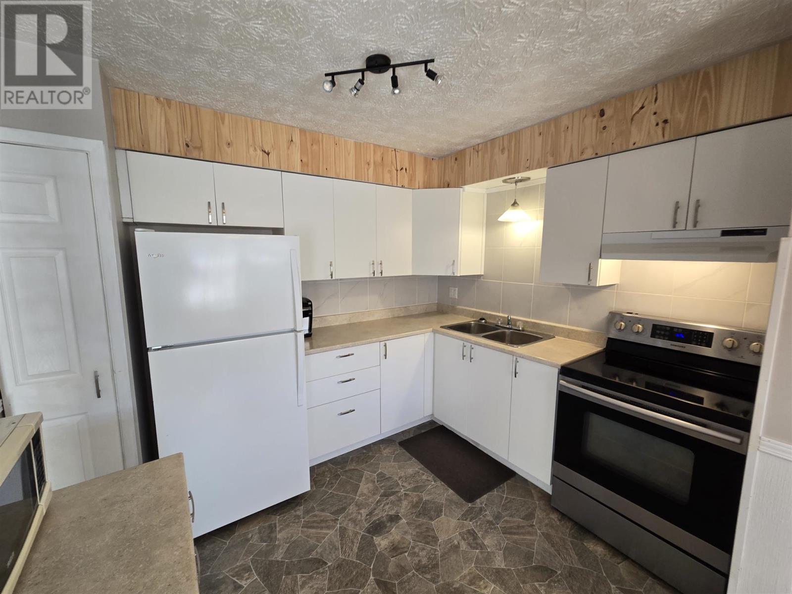 8 Bailey Ln Property Photo 2