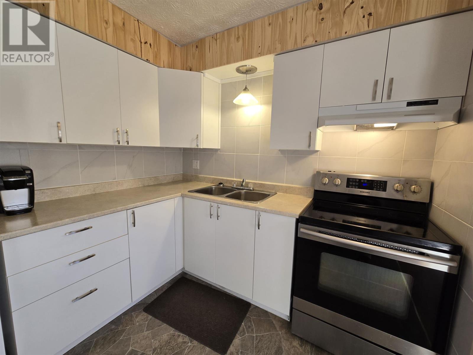 8 Bailey Ln Property Photo 3