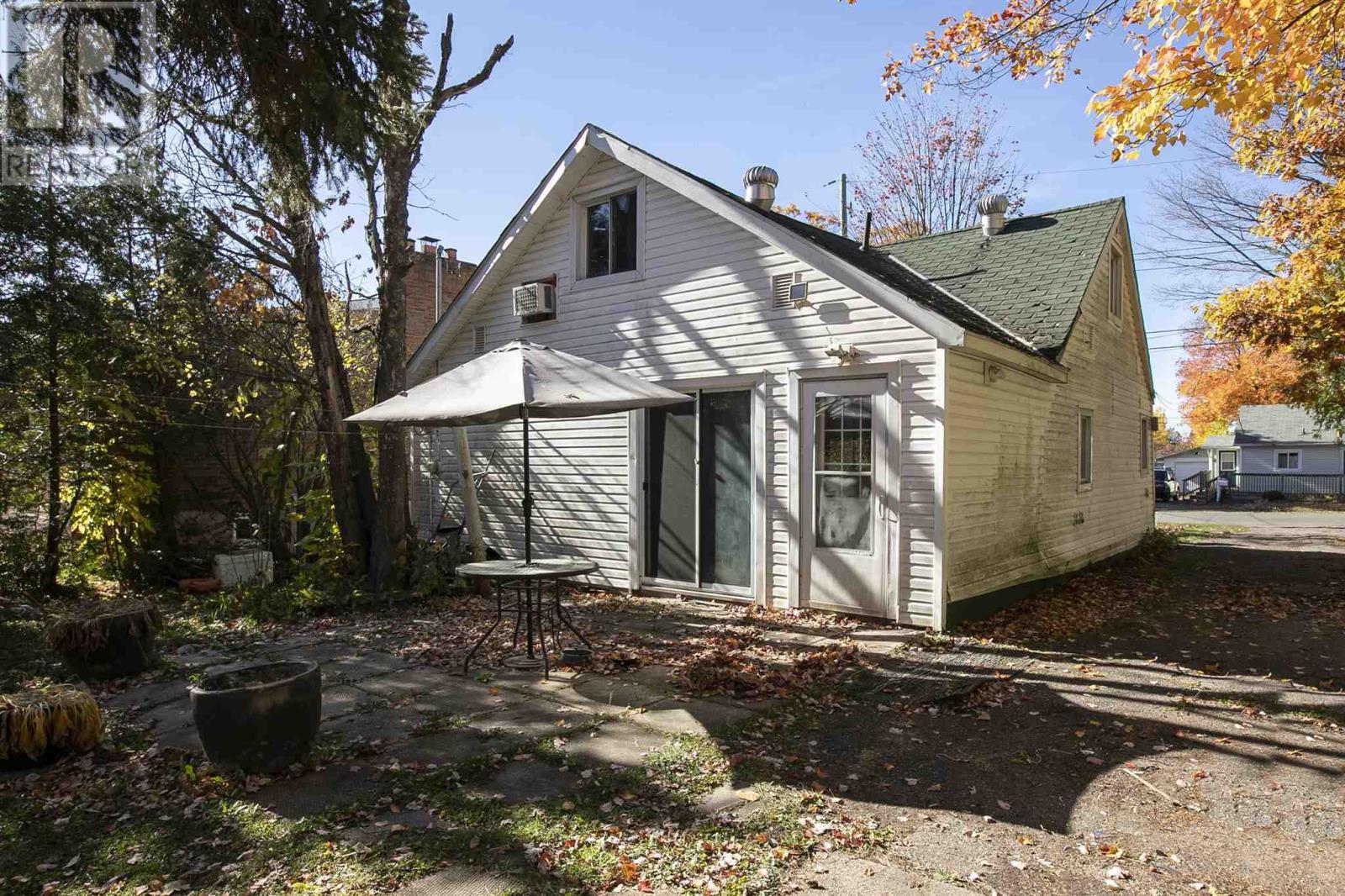 196 Elmwood Ave Property Photo 4