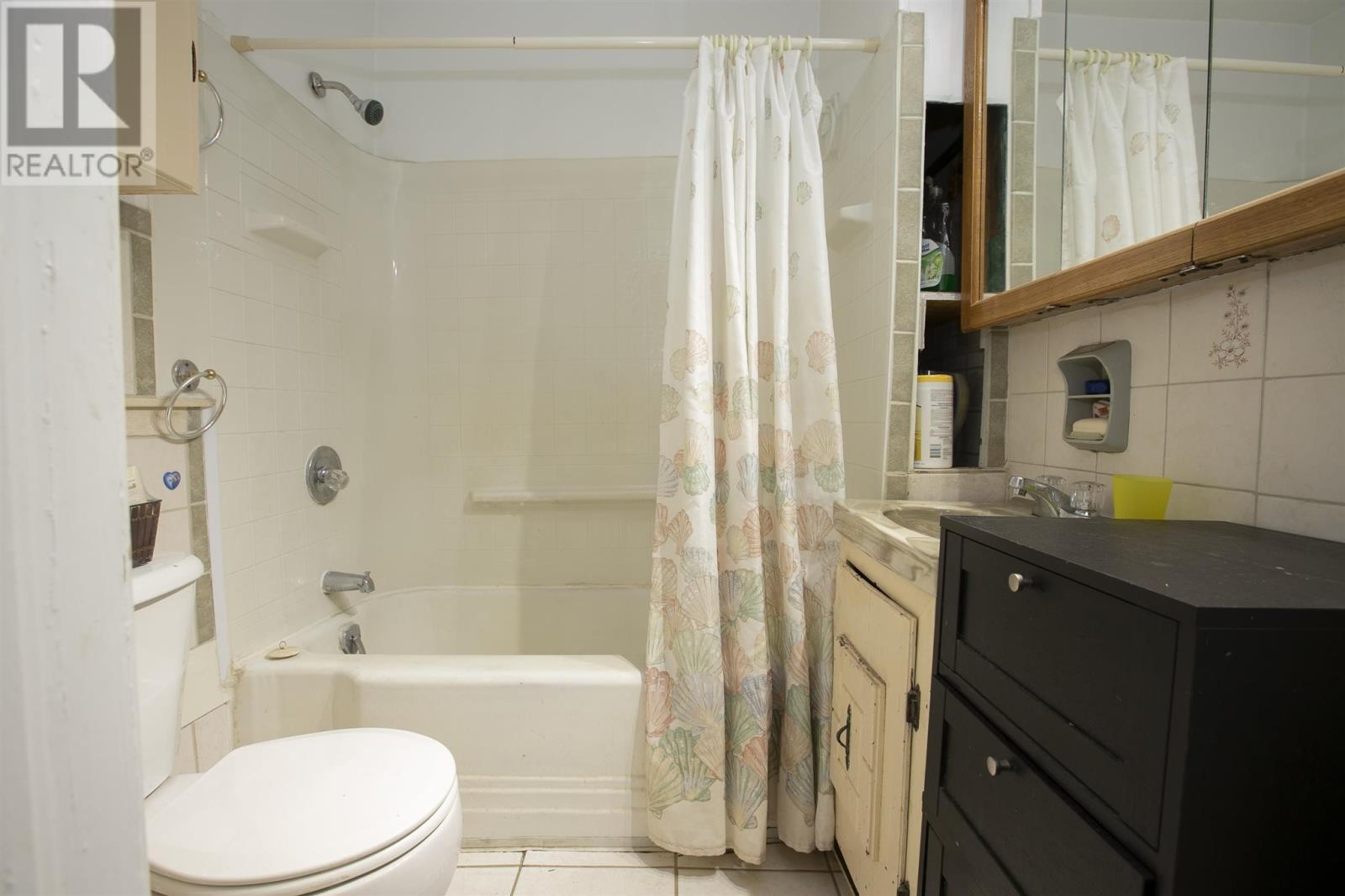 196 Elmwood Ave Property Photo 17