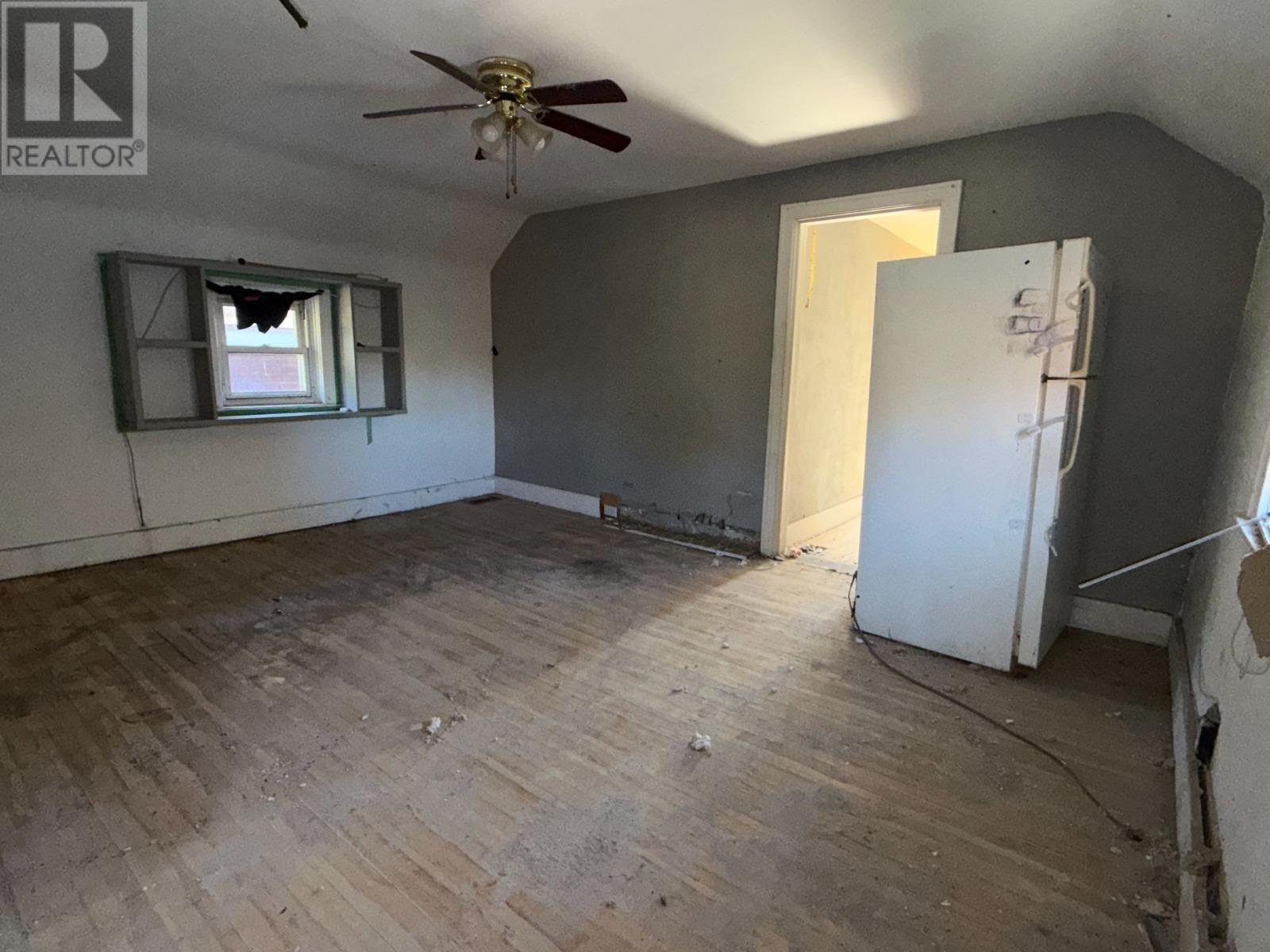 660 Queen St Property Photo 3