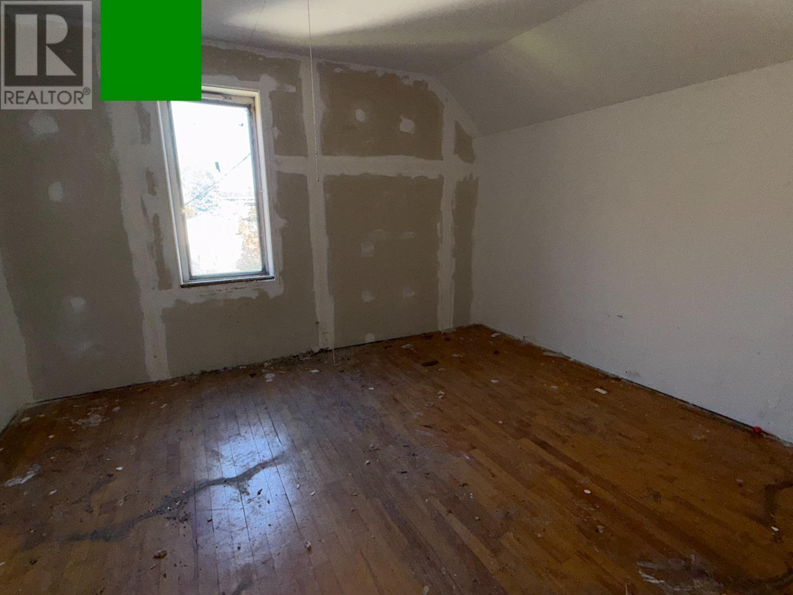 660 Queen St Property Photo 4