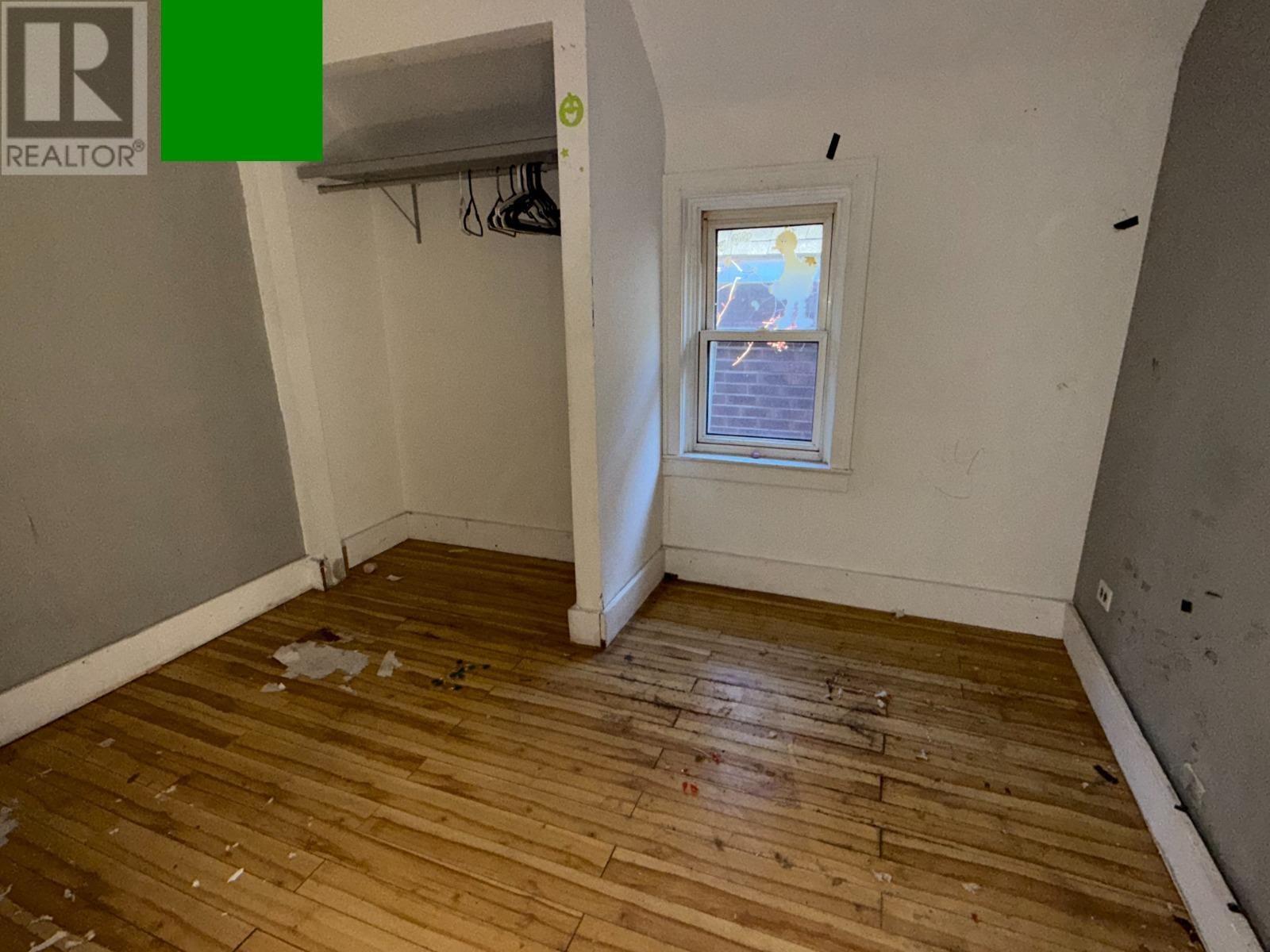 660 Queen St Property Photo 5