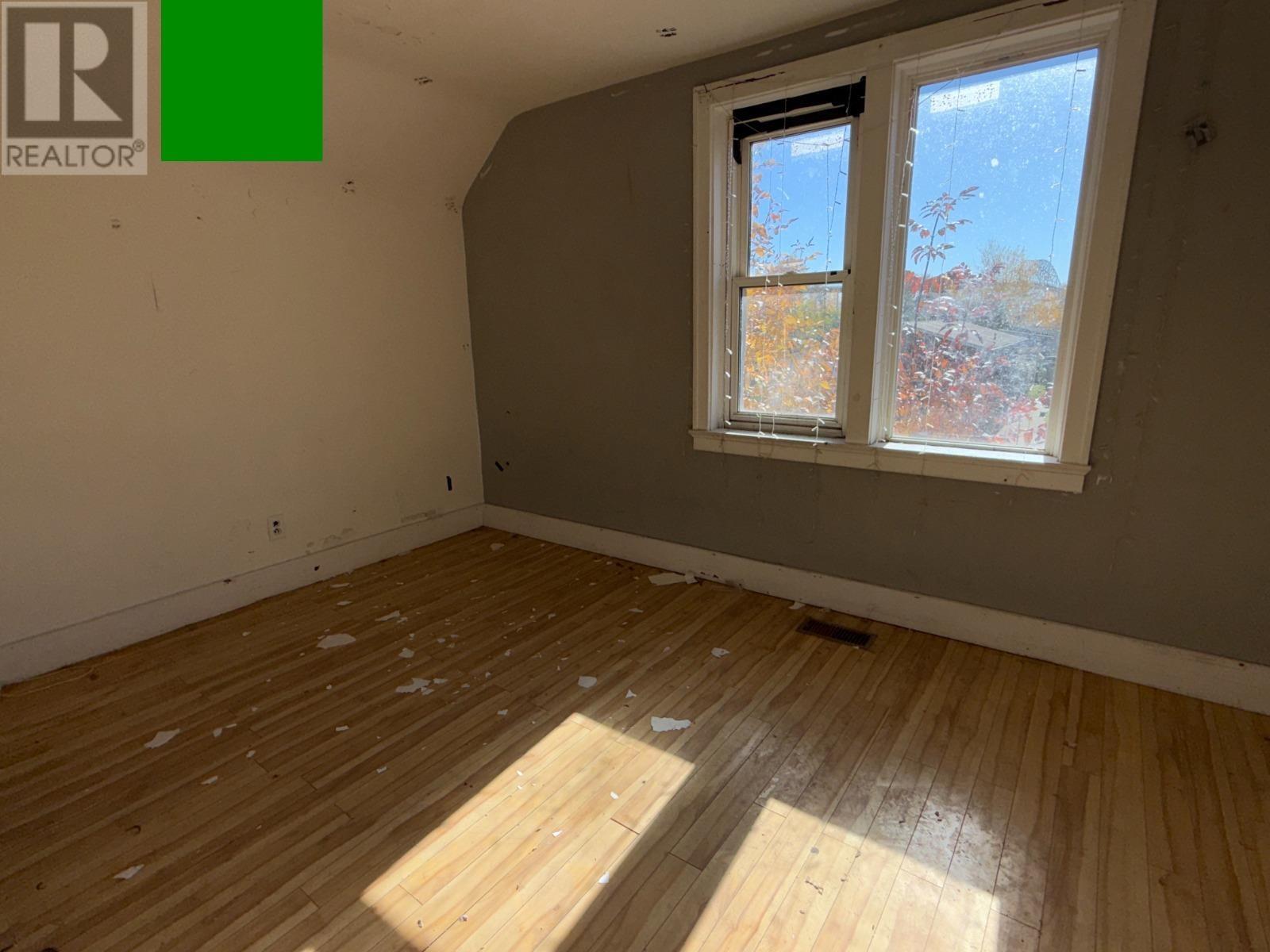 660 Queen St Property Photo 6