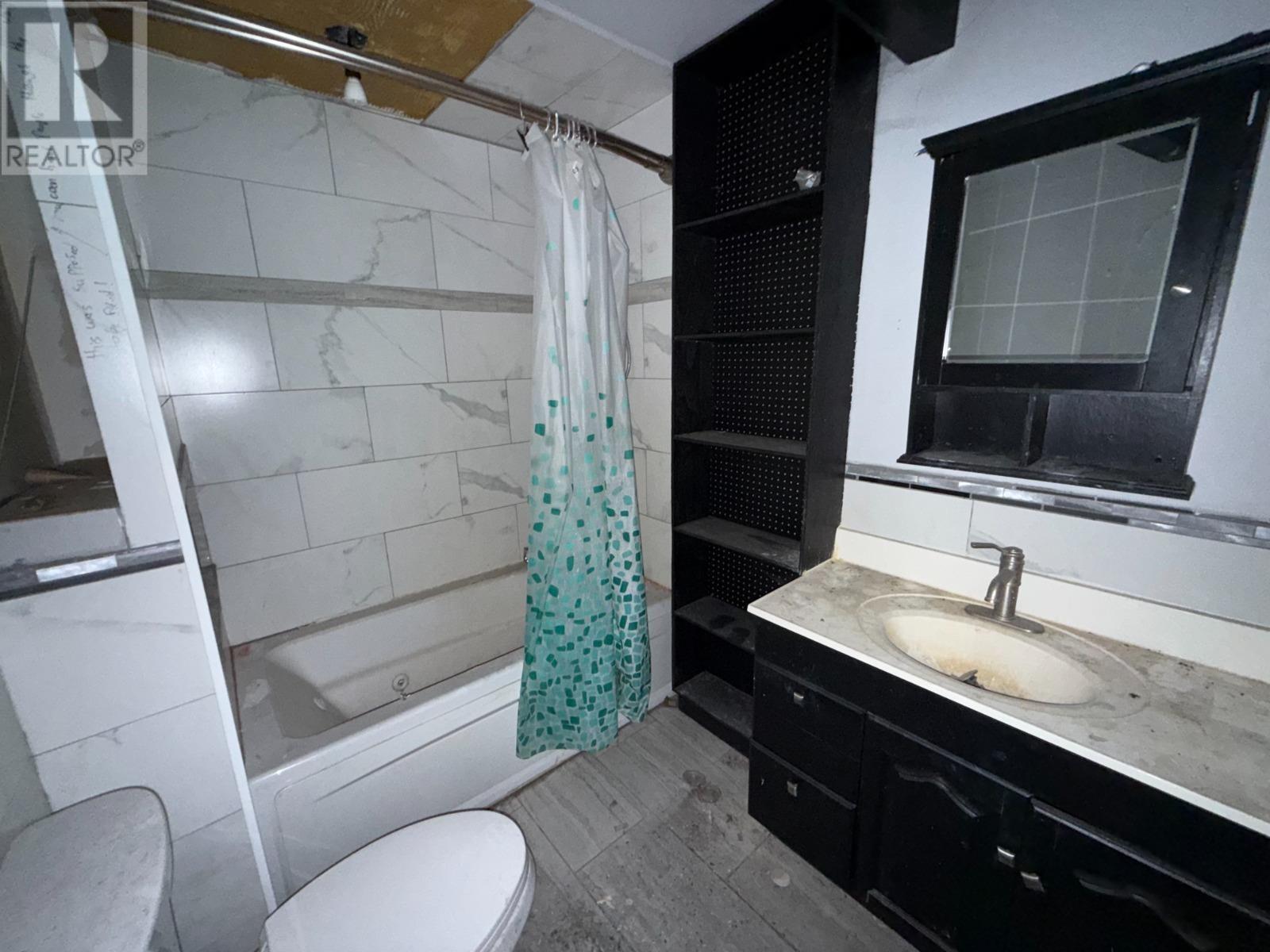 660 Queen St Property Photo 8