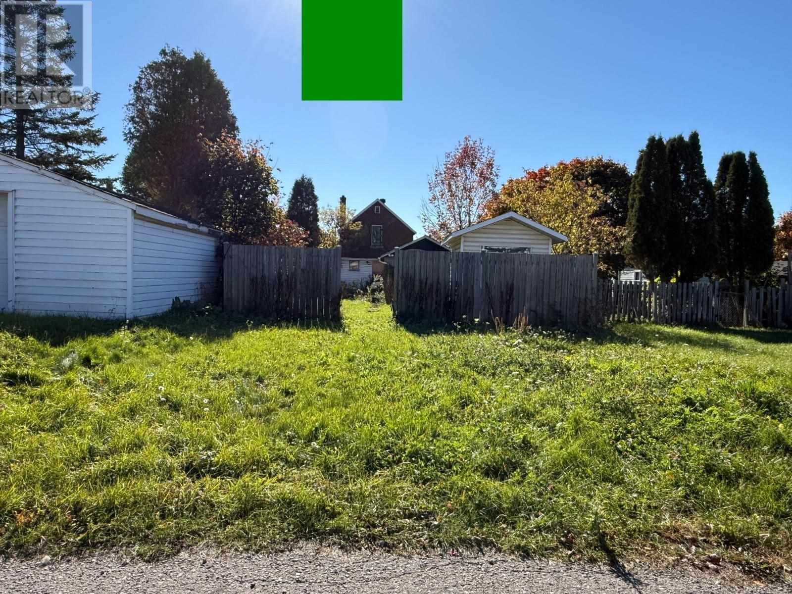 660 Queen St Property Photo 12