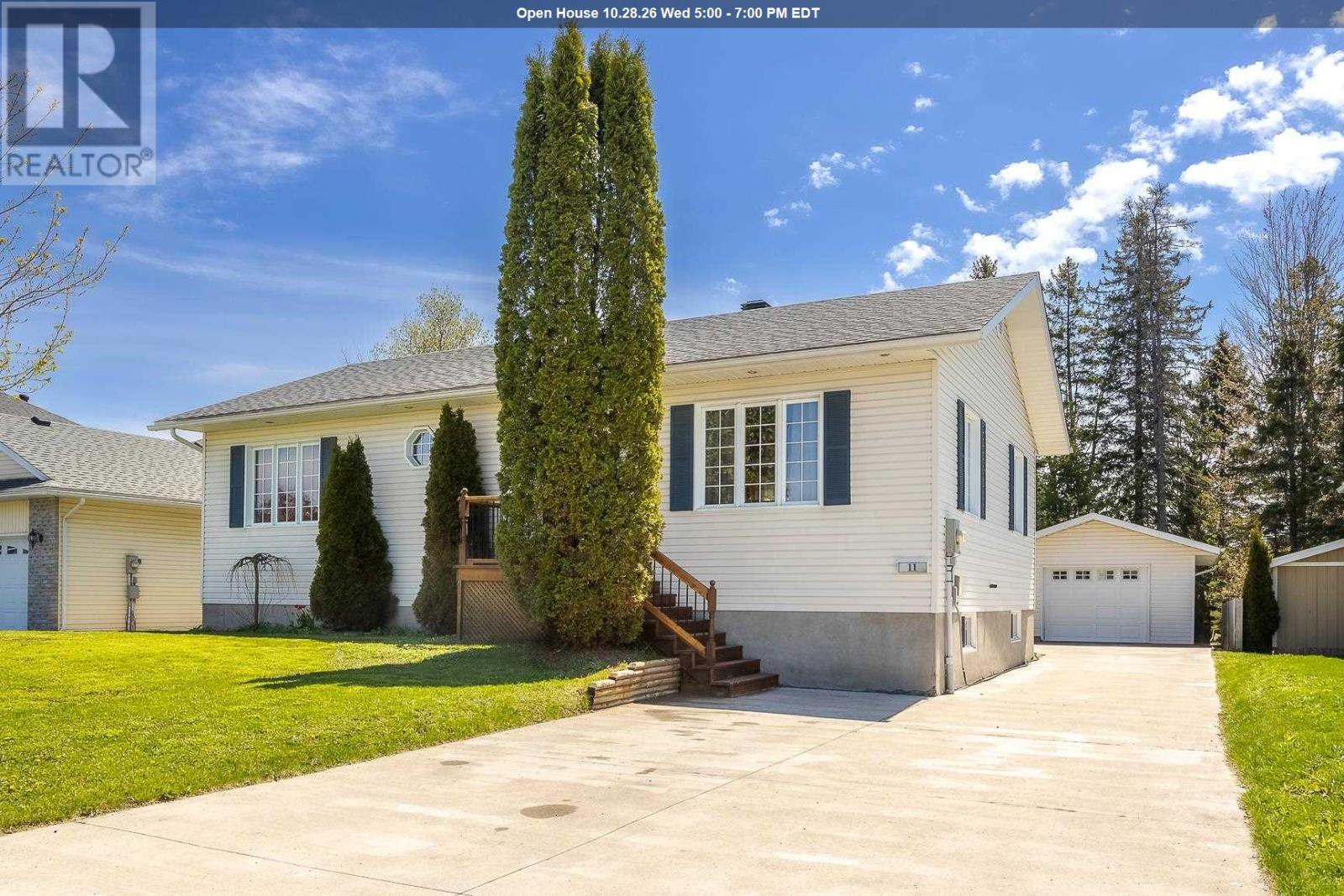 11 Chatfield Dr Property Photo 1