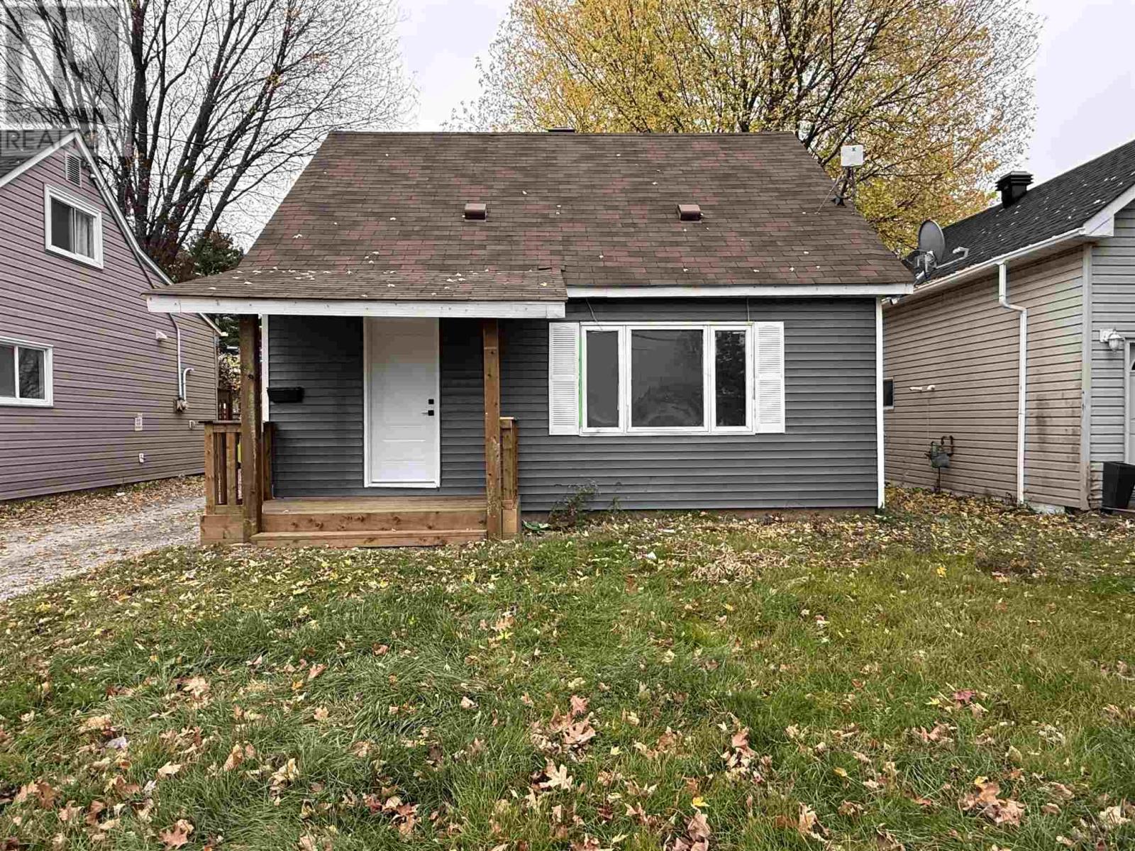 682 Wellington ST Property Photo 1