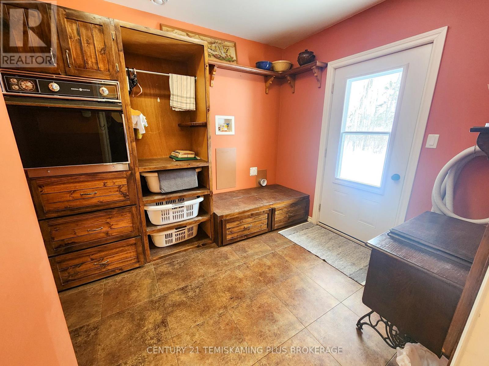 331475 Highway 11 Property Photo 7
