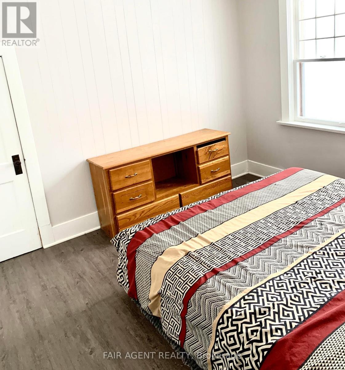 975140 Silver Centre Road Property Photo 13