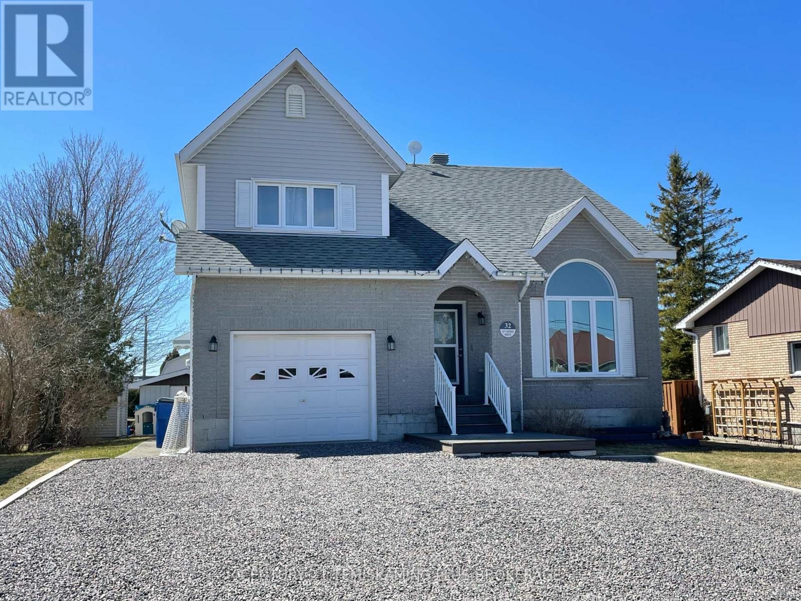 32 Tenth Avenue N Property Photo 1