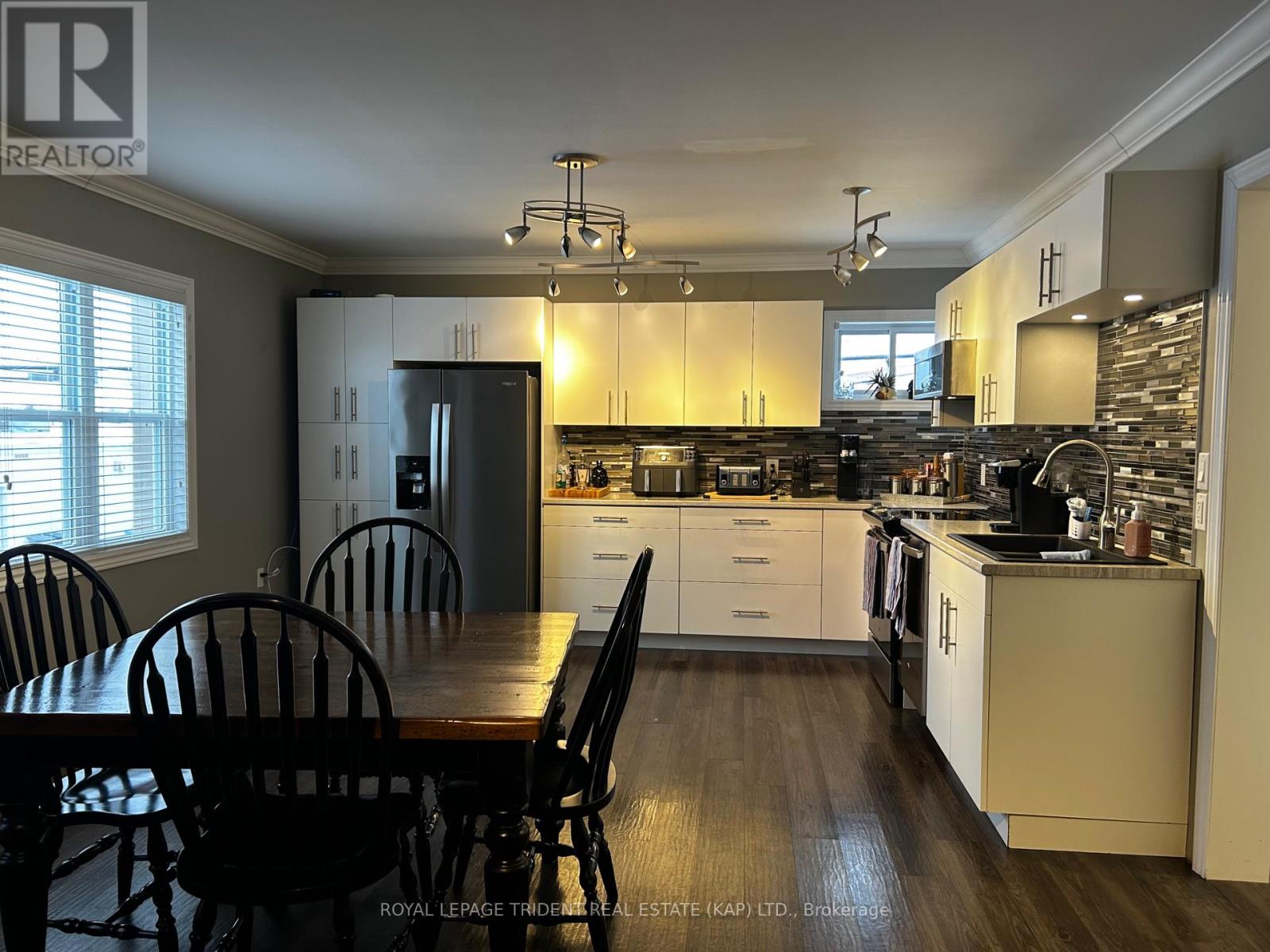 10 Cain Avenue E Property Photo 18