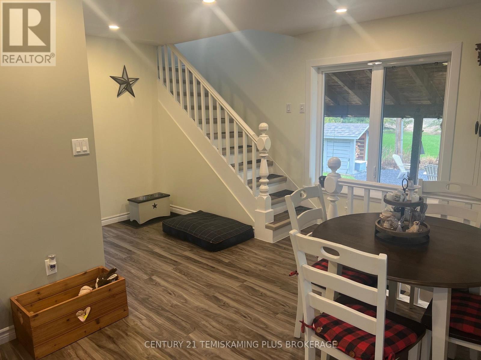 864153 Uno Park Road Property Photo 3