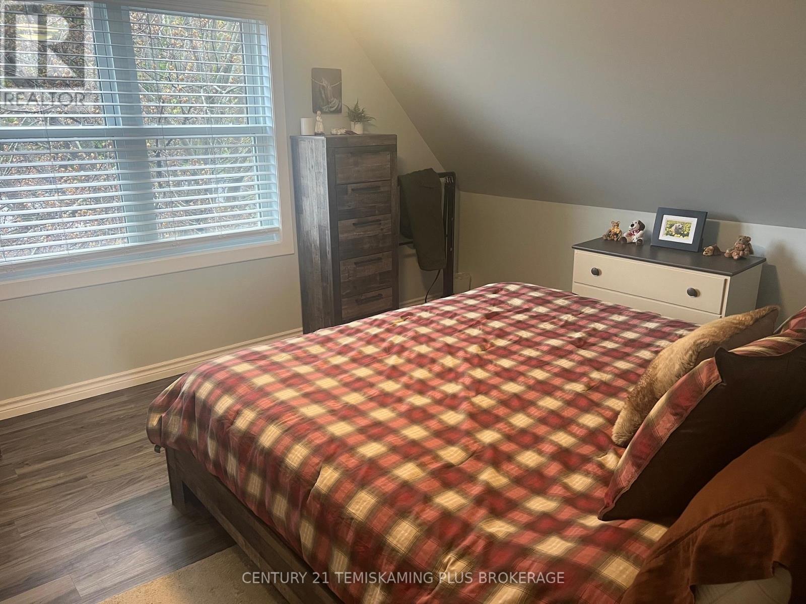864153 Uno Park Road Property Photo 6