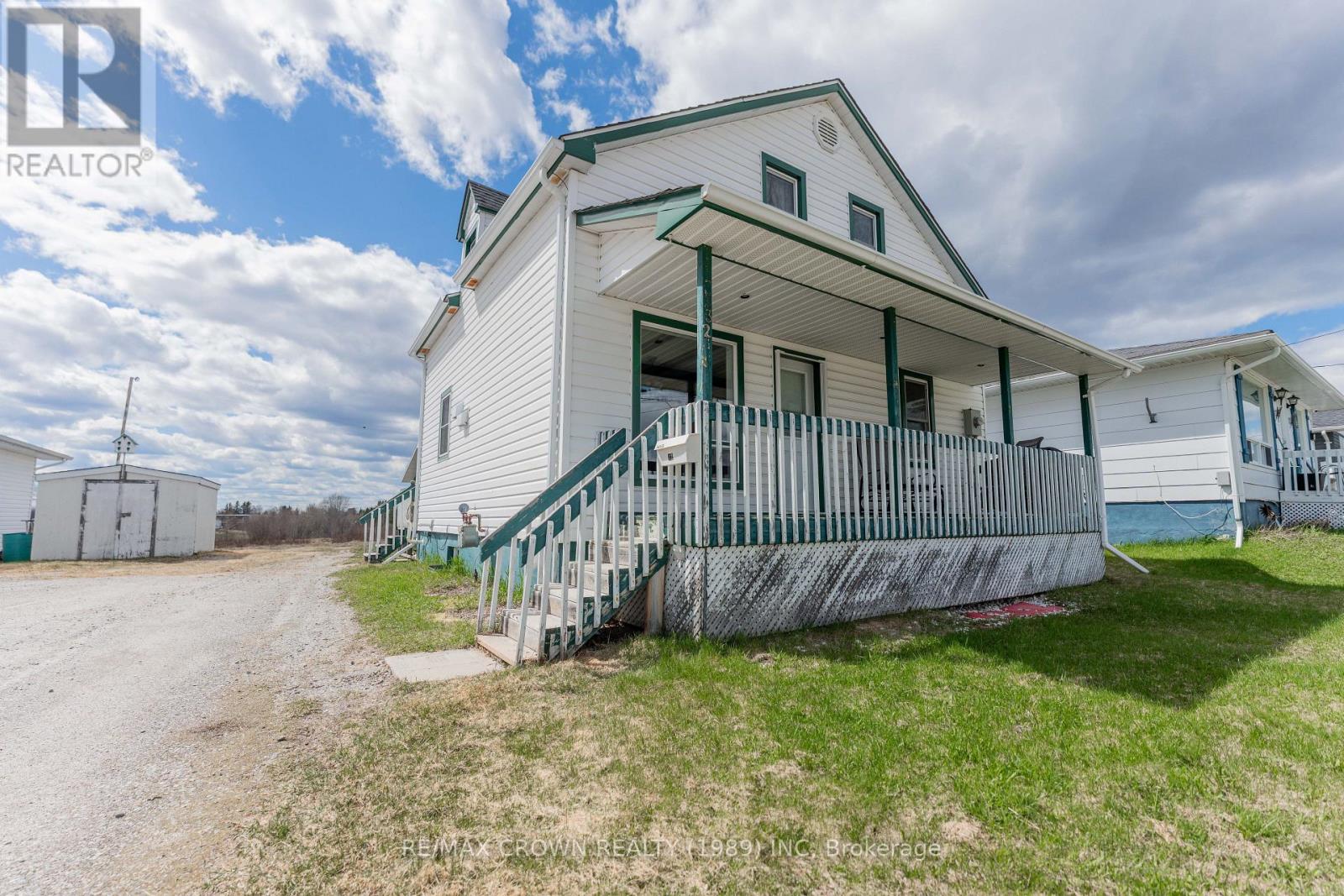 32 Frontenac Crescent Property Photo 2