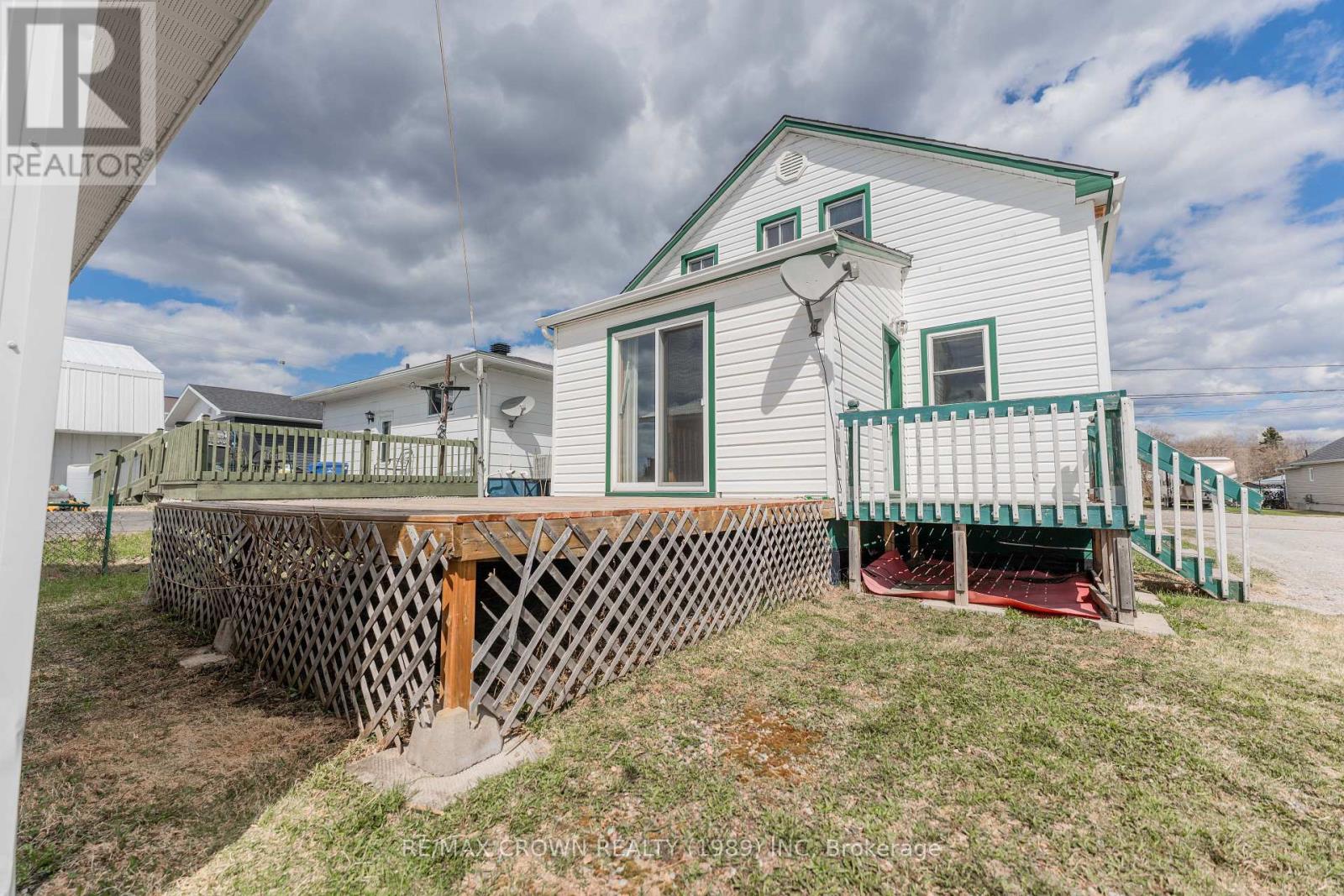 32 Frontenac Crescent Property Photo 5