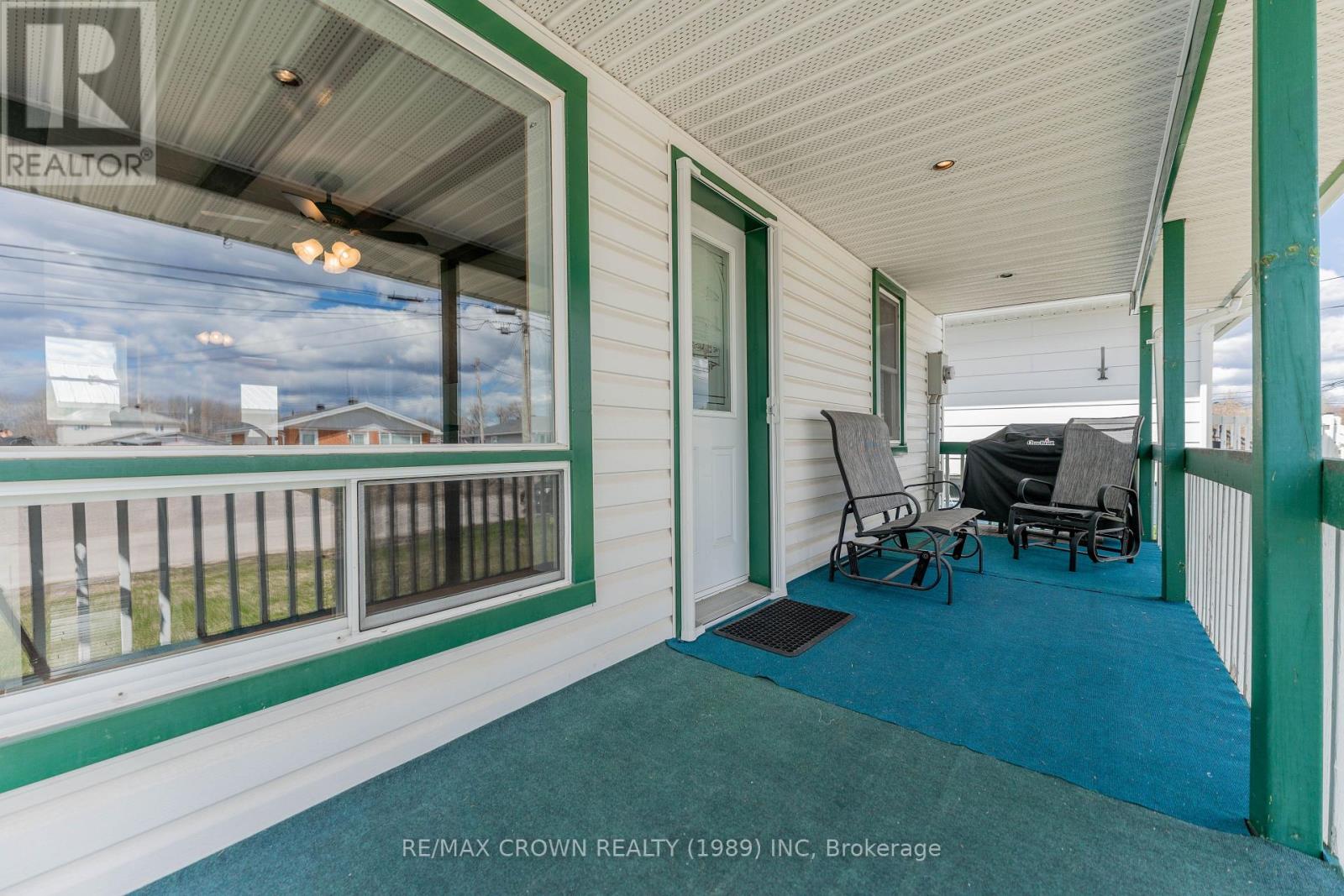 32 Frontenac Crescent Property Photo 6