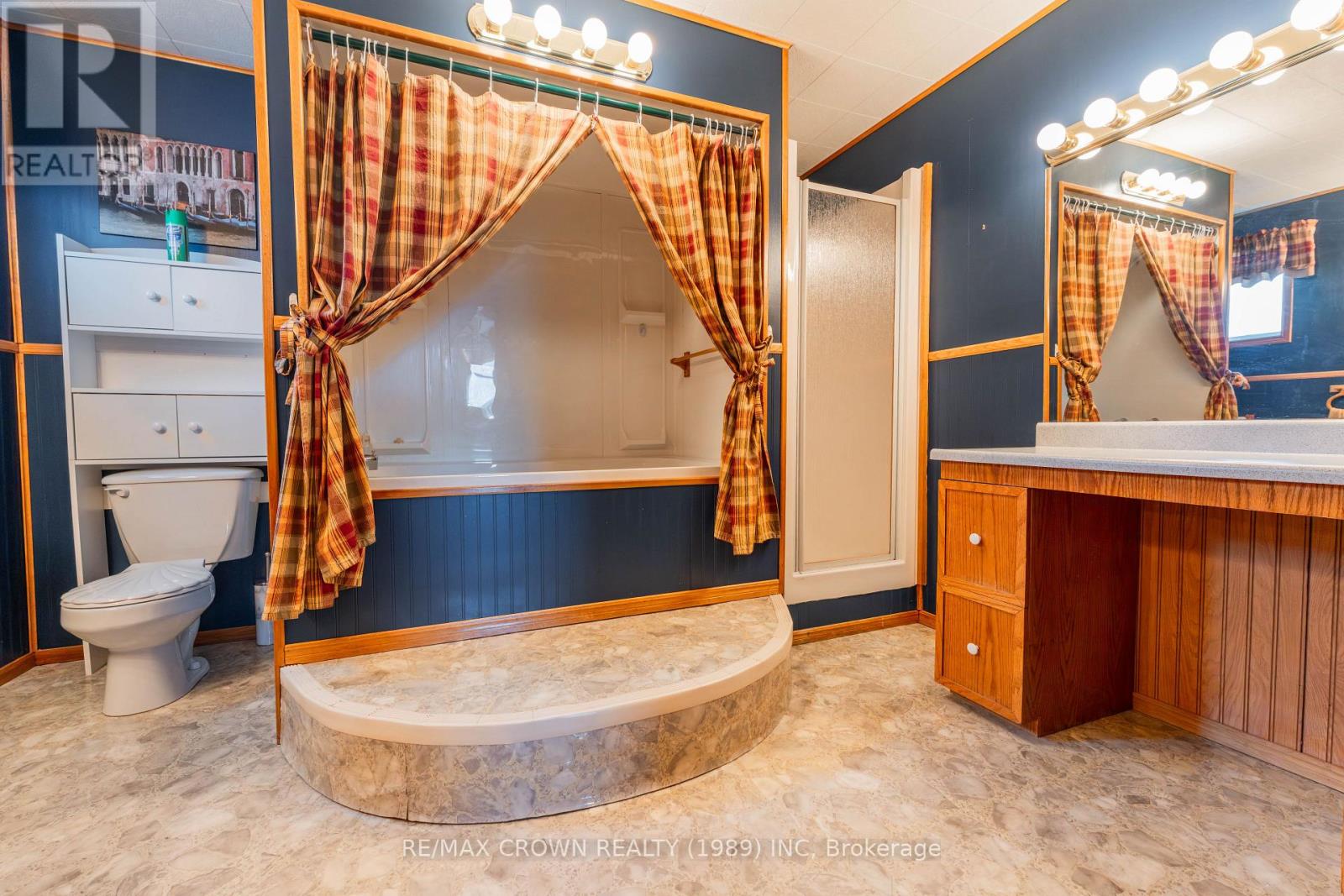 32 Frontenac Crescent Property Photo 16