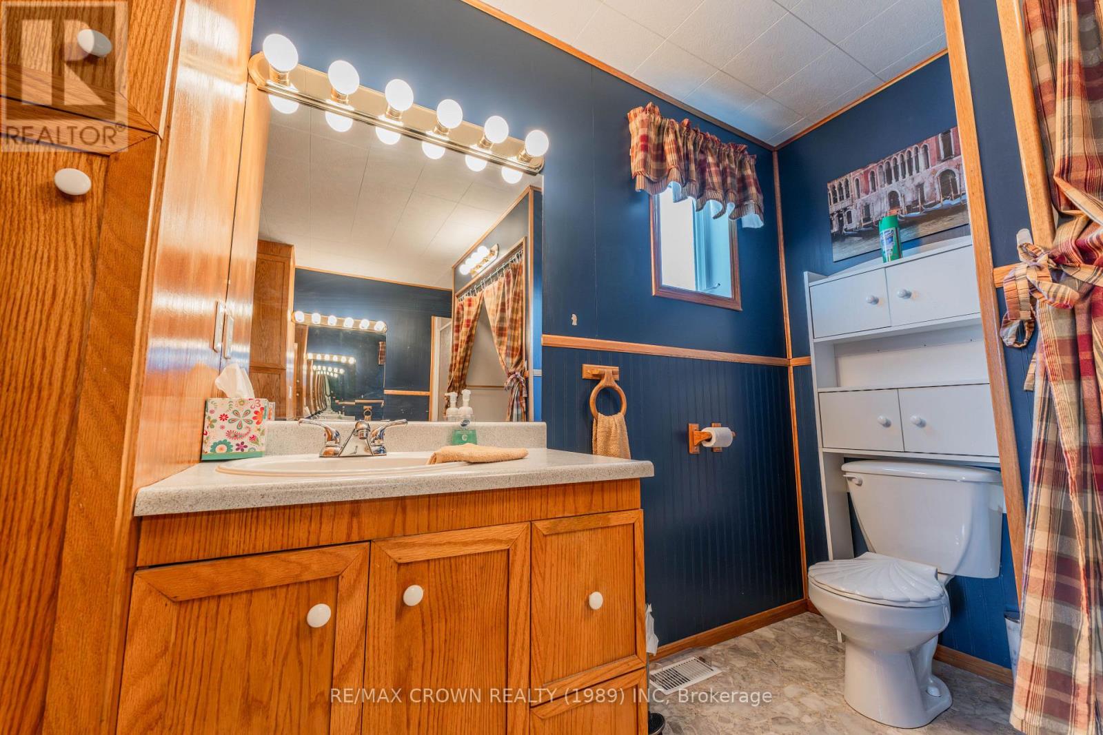 32 Frontenac Crescent Property Photo 17