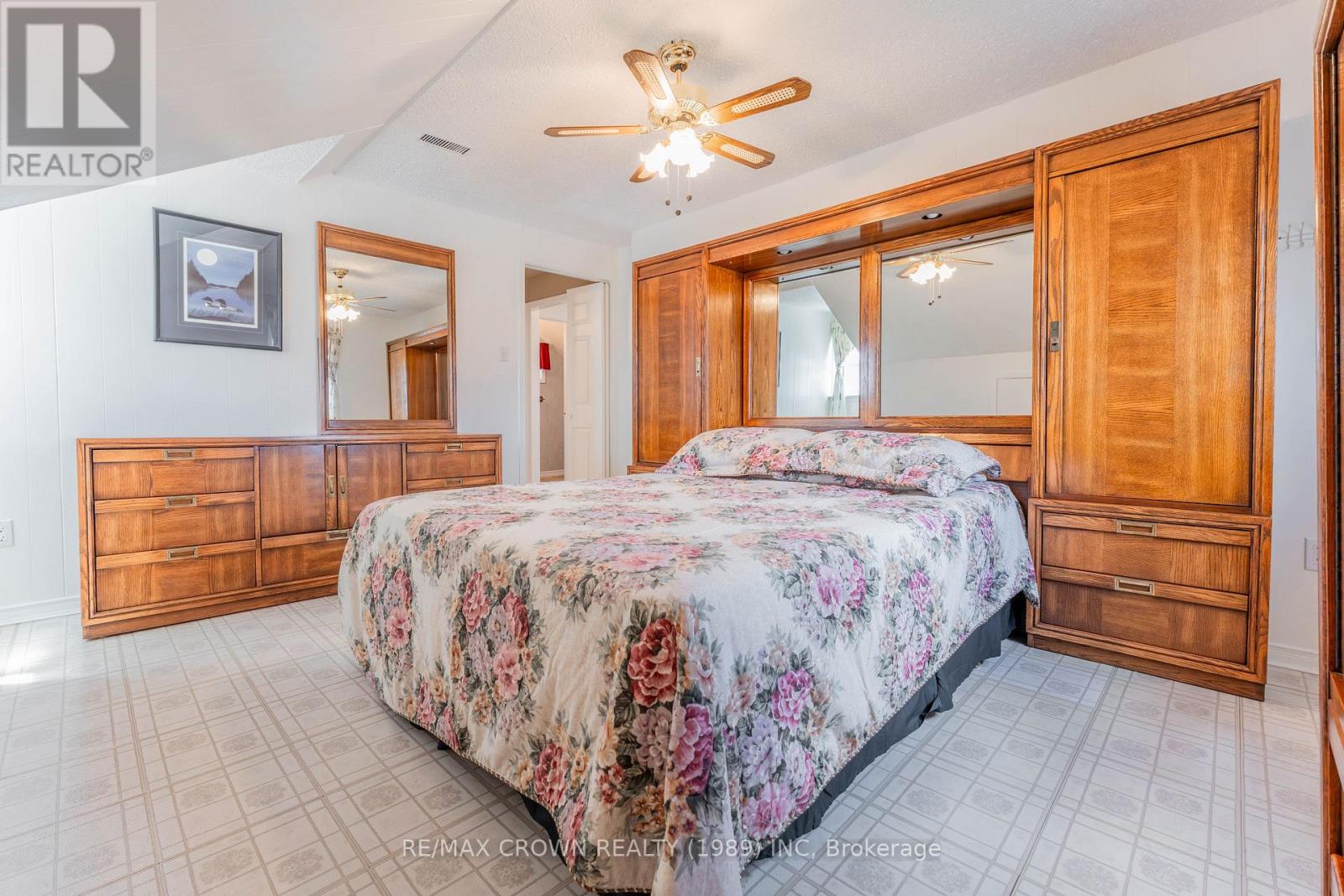 32 Frontenac Crescent Property Photo 22