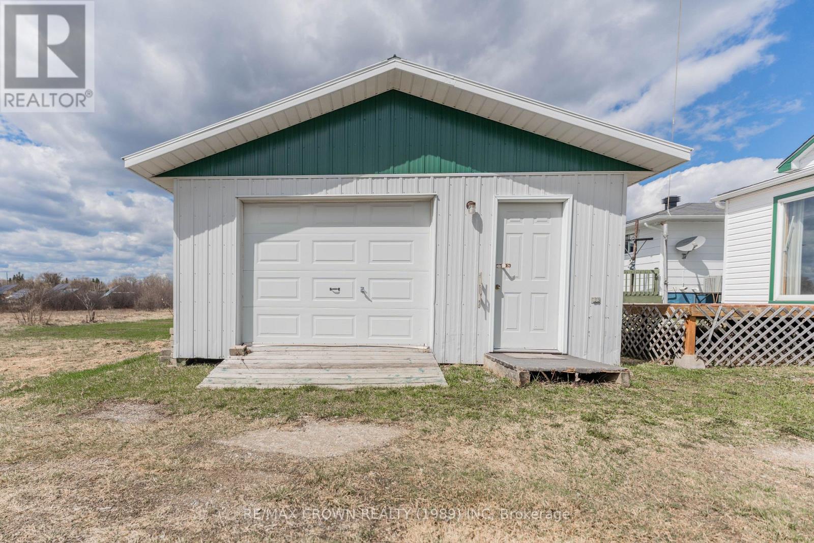 32 Frontenac Crescent Property Photo 45