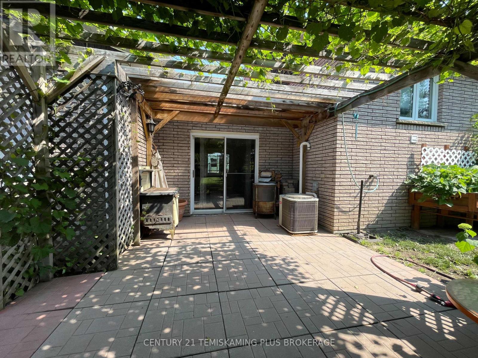 23 Twelfth Street E Property Photo 10