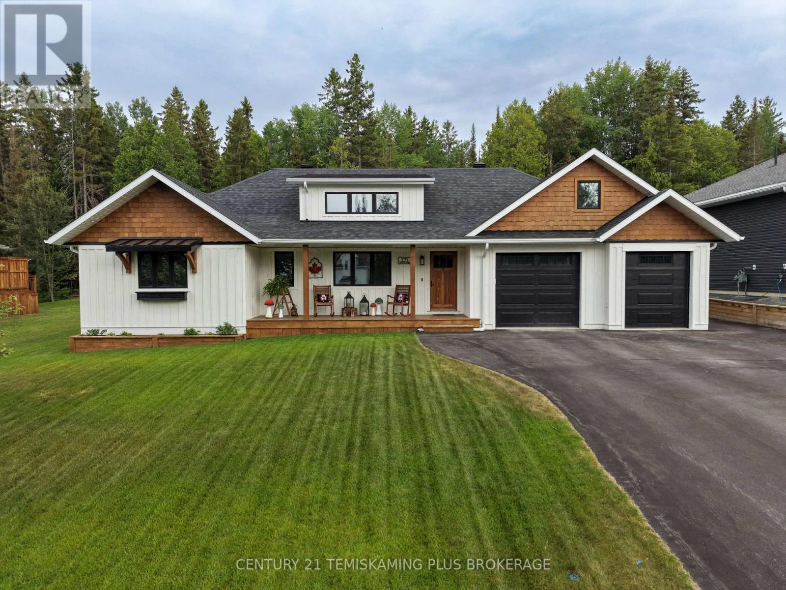 273 Cosman Crescent Property Photo 1