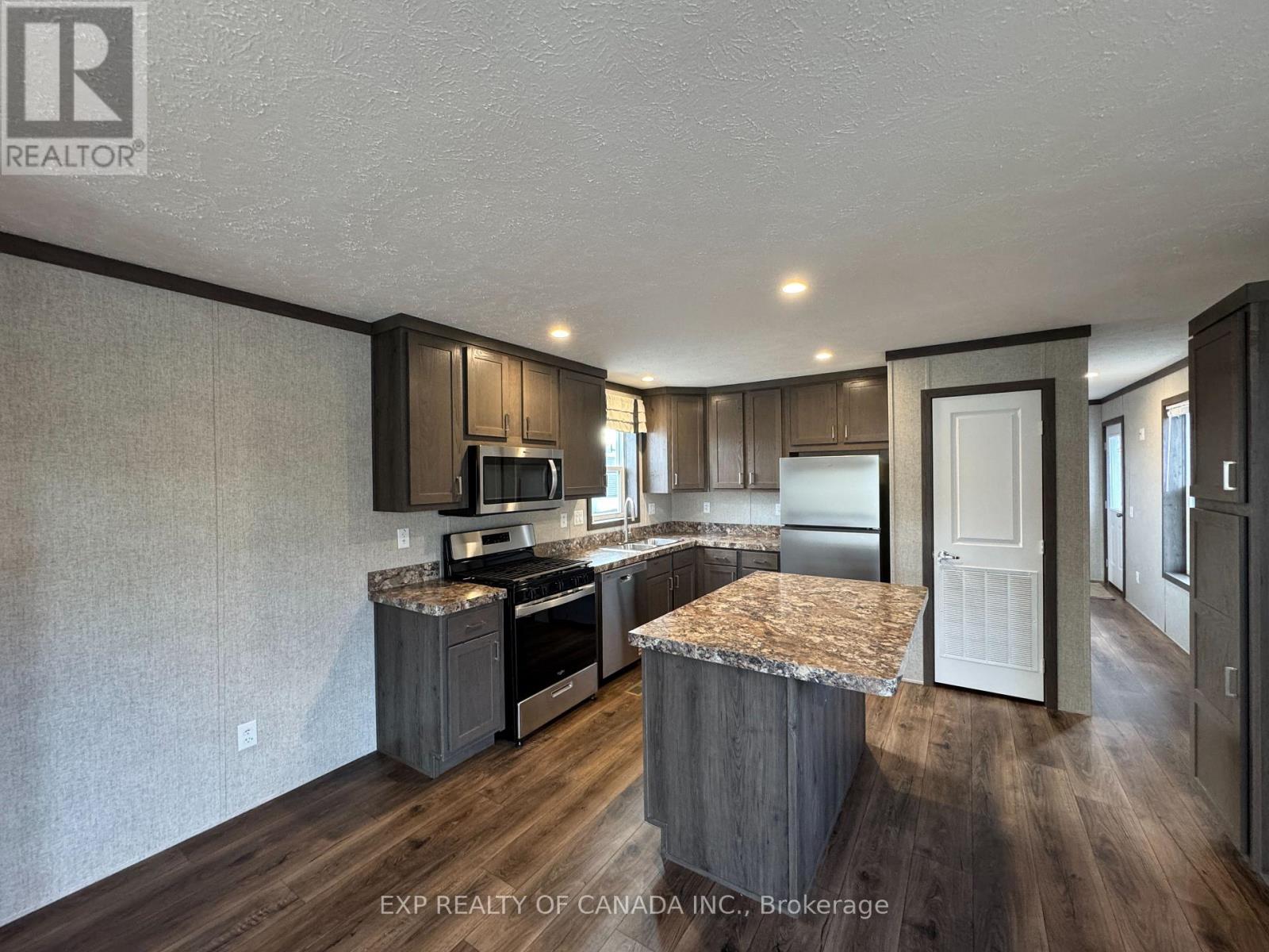 190 Remi Crescent Property Photo 3