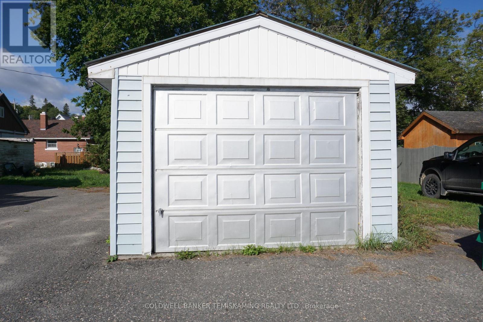 389 Whitewood Avenue W Property Photo 4